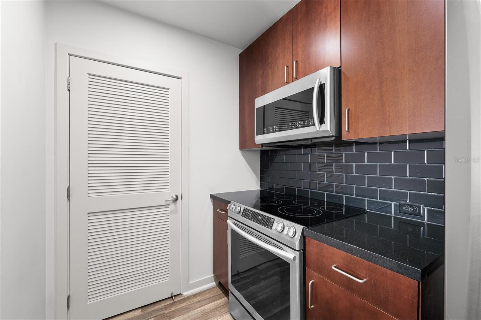 Image 9 of 32 For 155 Court Avenue 1604