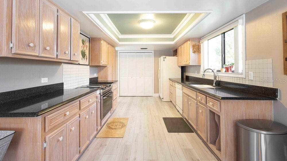 Image 16 of 43 For 106 Country Place