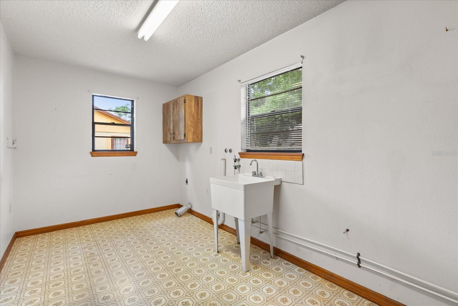 Image 22 of 27 For 407 Wyoming Avenue