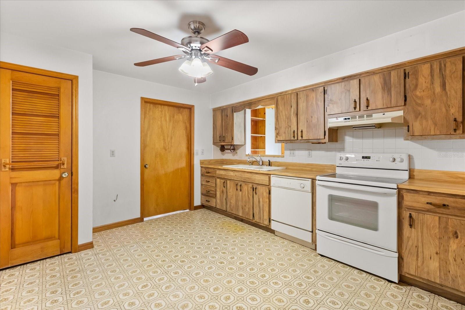 Image 4 of 27 For 407 Wyoming Avenue