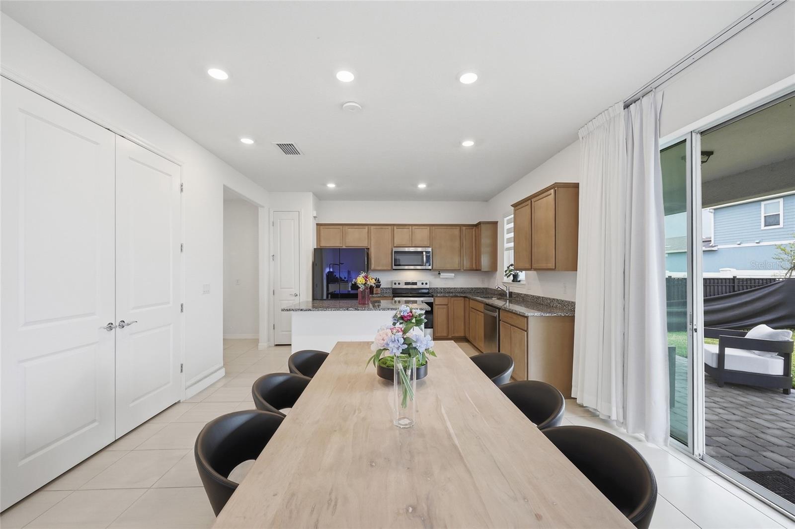 Listing photo id 21 for 6711 Willow View Avenue