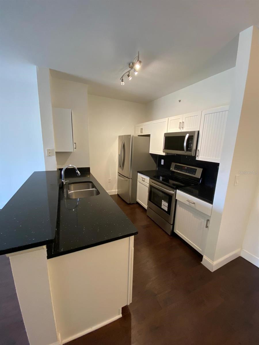 Image 4 of 13 For 5475 Vineland Road 8311