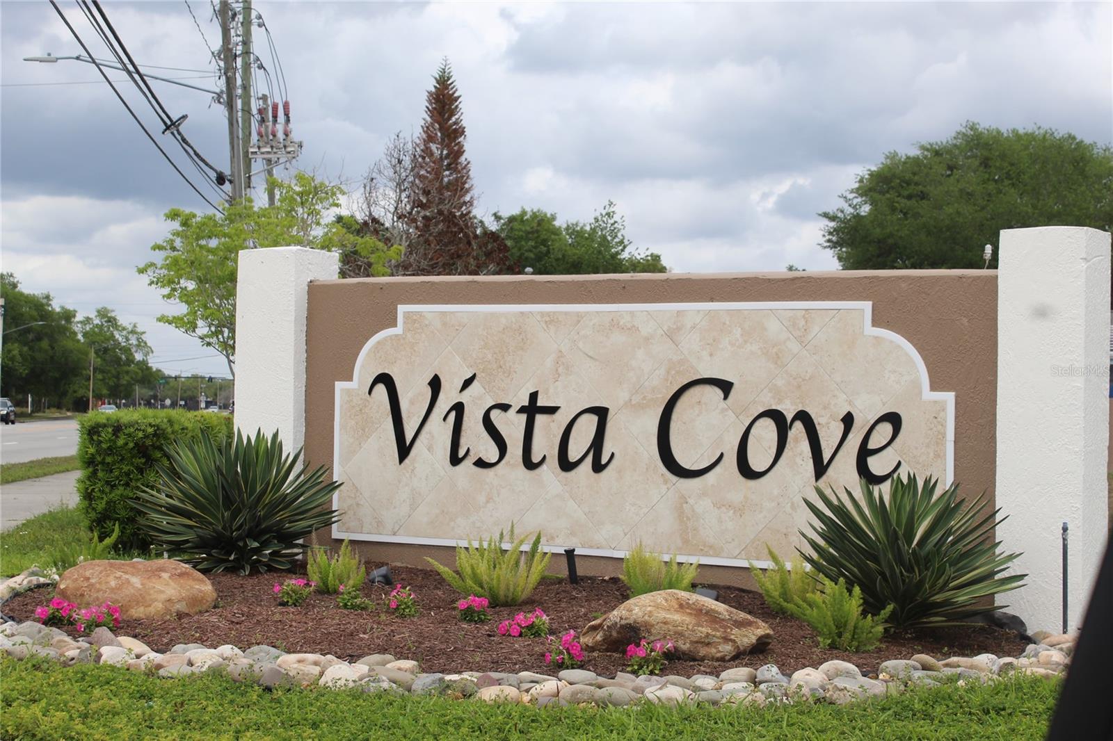 Listing photo id 0 for 10115 Vista Cove Lane