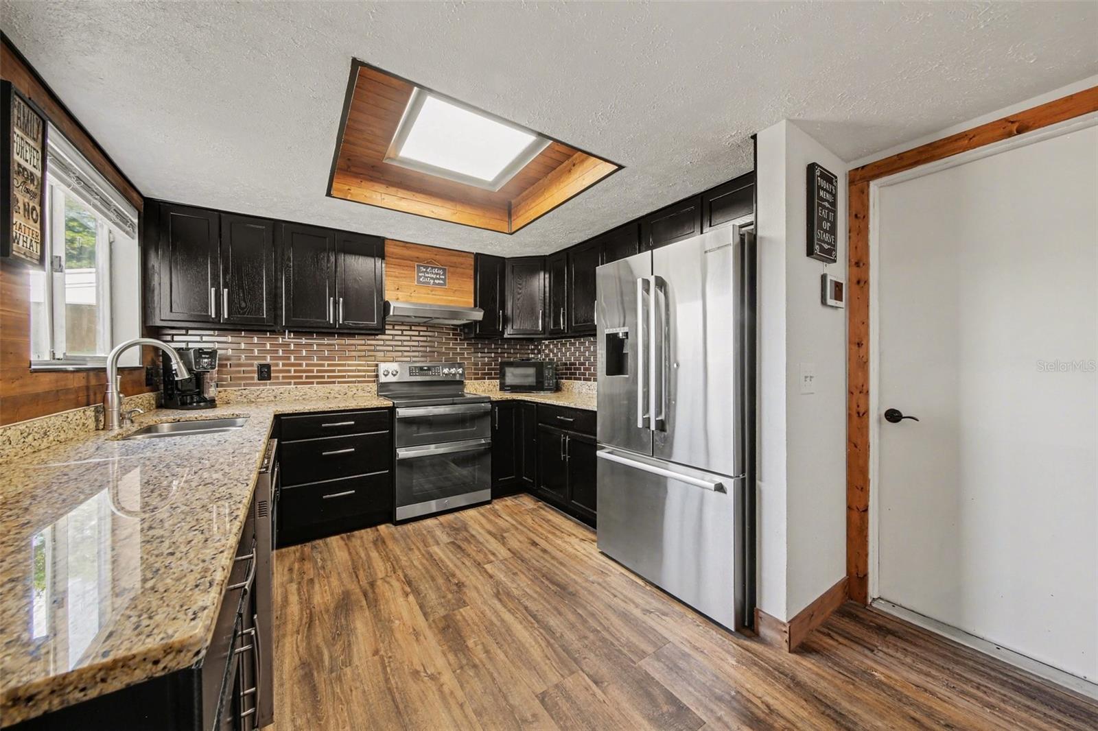 Image 14 of 37 For 916 Cleveland Street