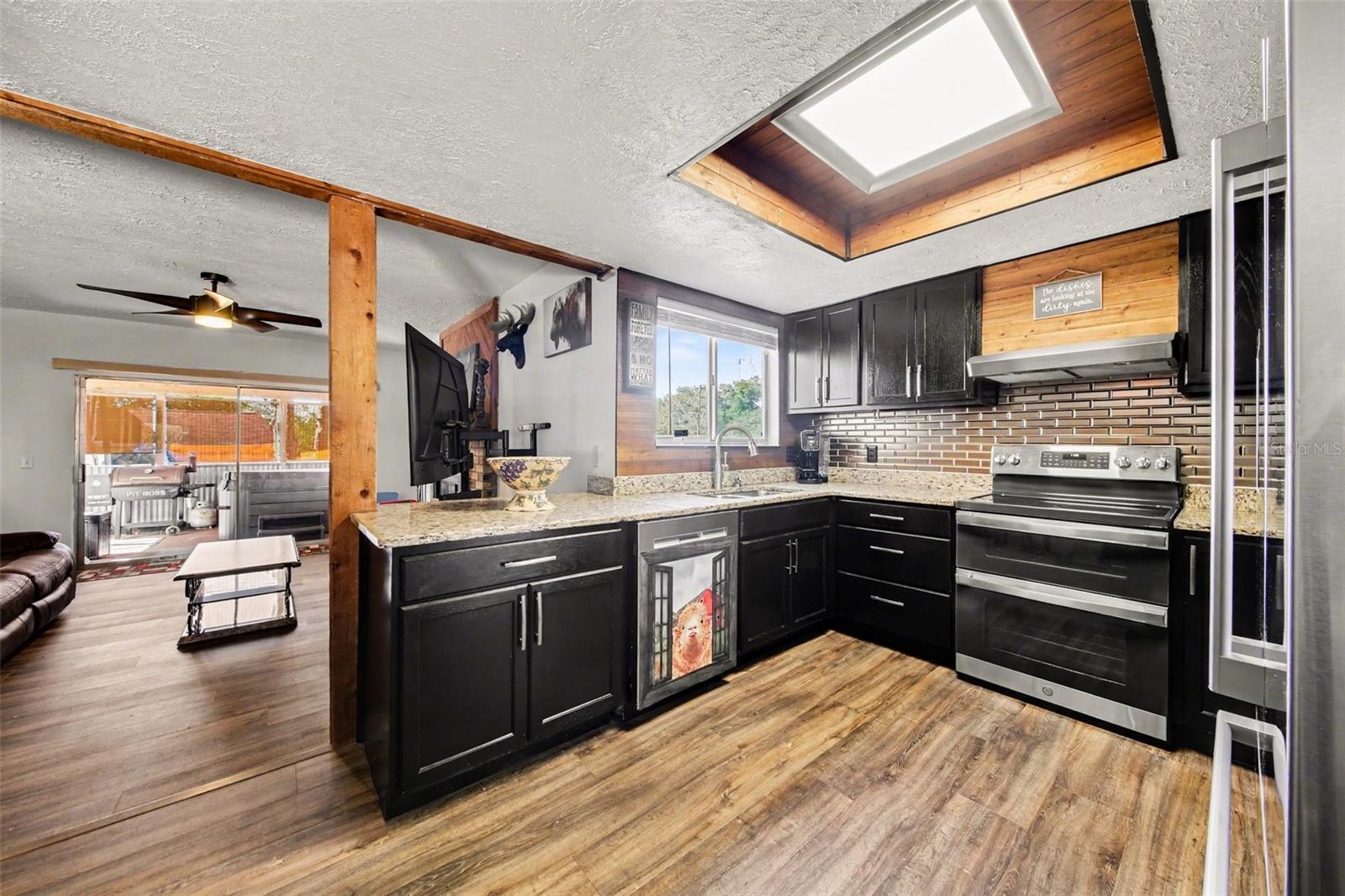 Image 15 of 37 For 916 Cleveland Street