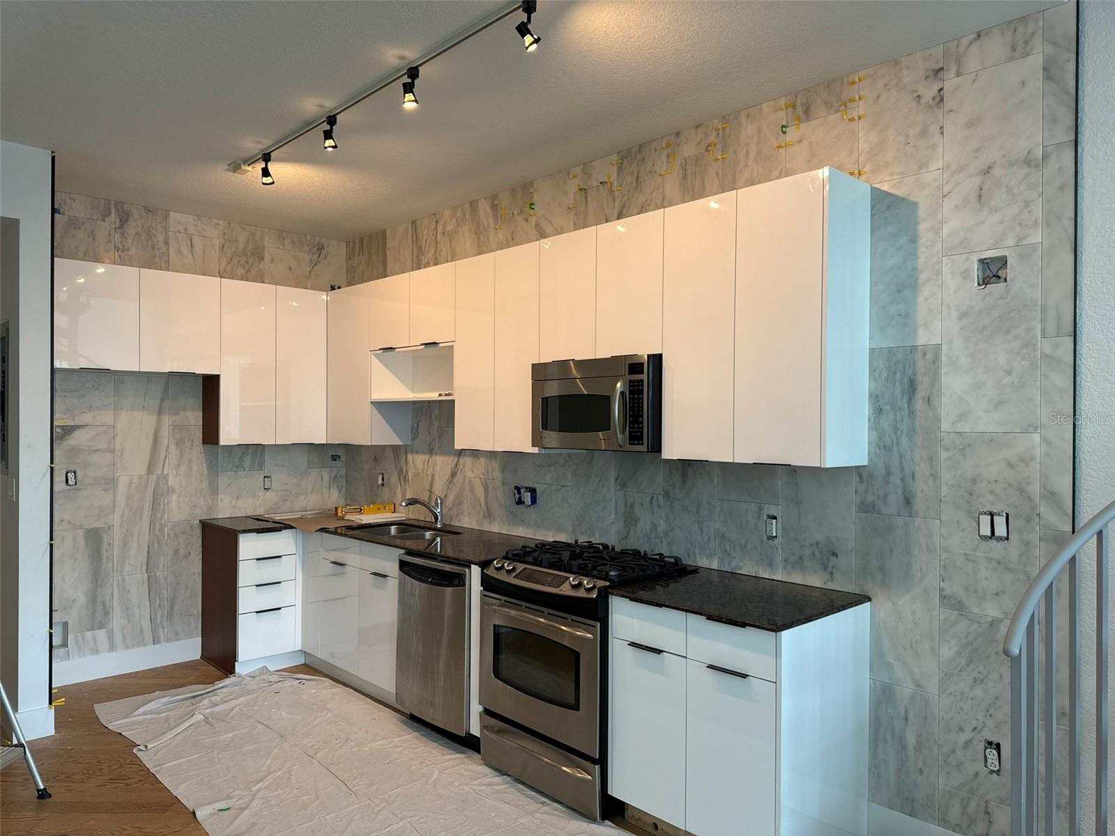 Image 10 of 46 For 150 Robinson Street 1423