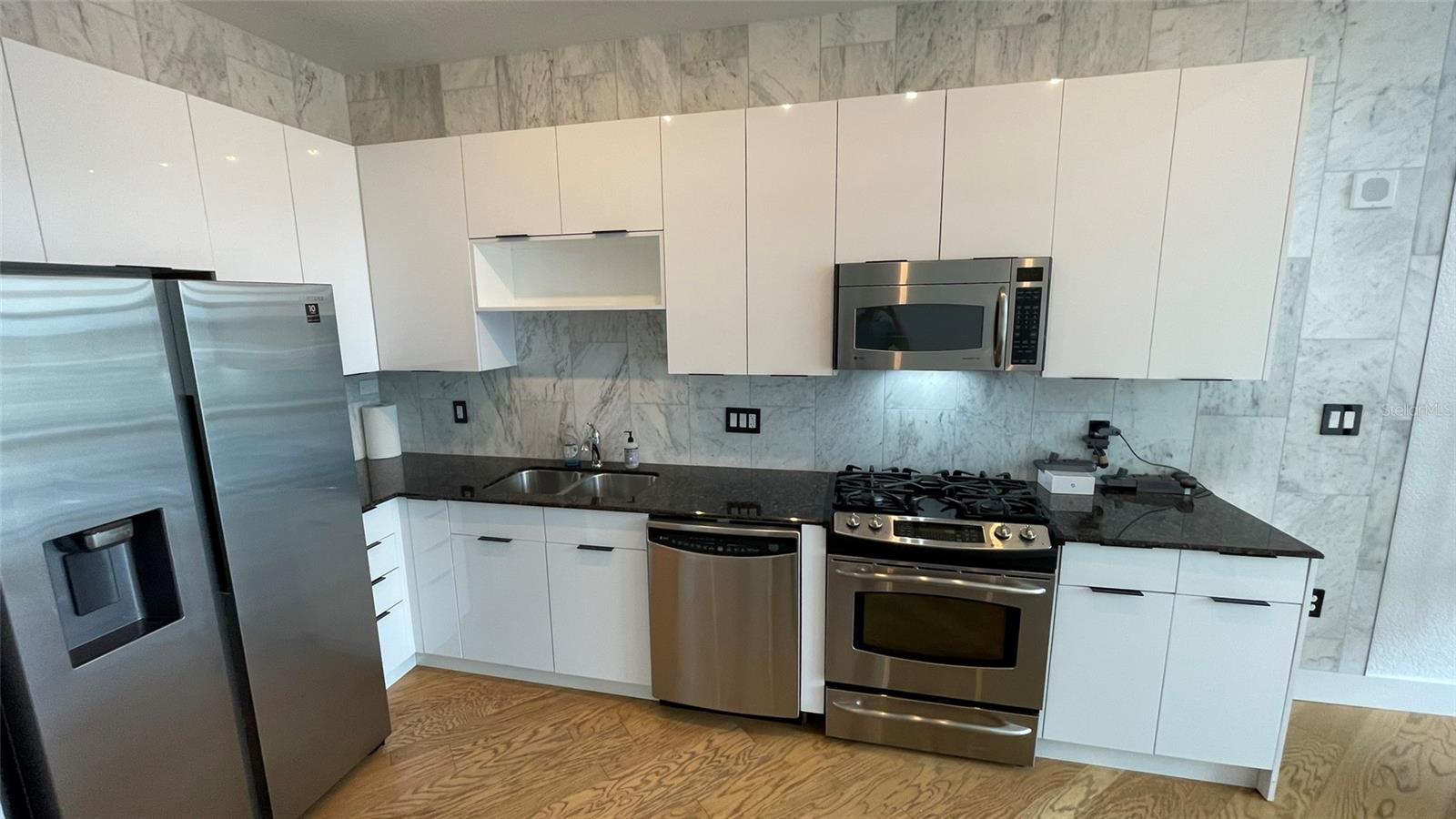 Image 11 of 46 For 150 Robinson Street 1423