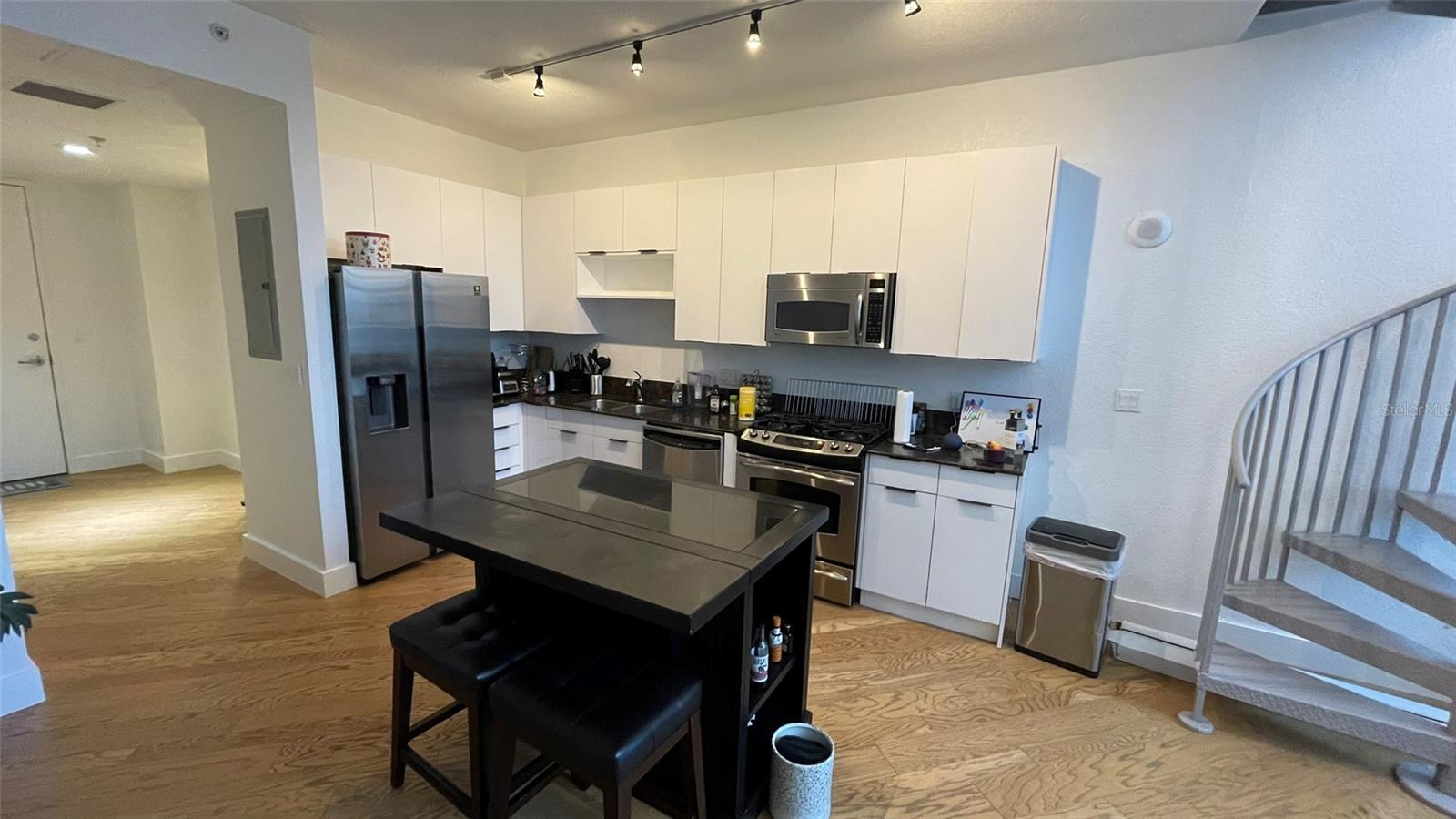 Image 16 of 46 For 150 Robinson Street 1423