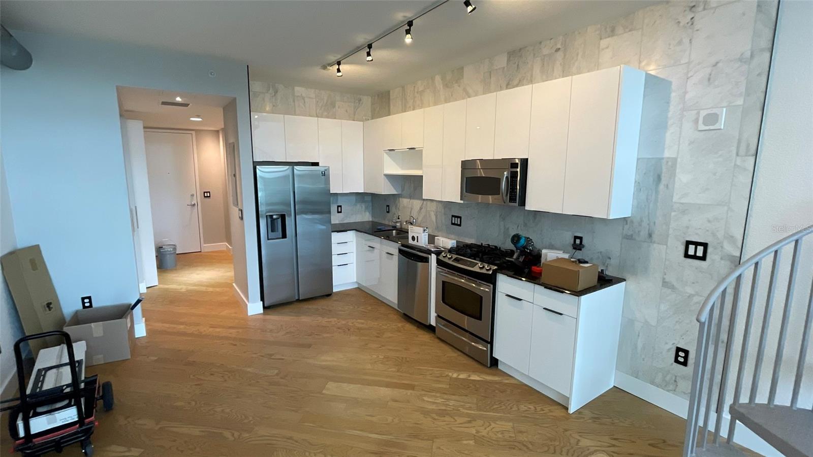 Image 18 of 46 For 150 Robinson Street 1423