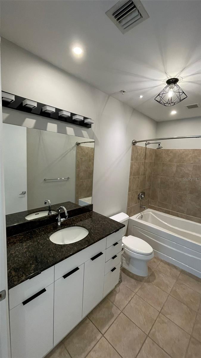 Image 28 of 46 For 150 Robinson Street 1423