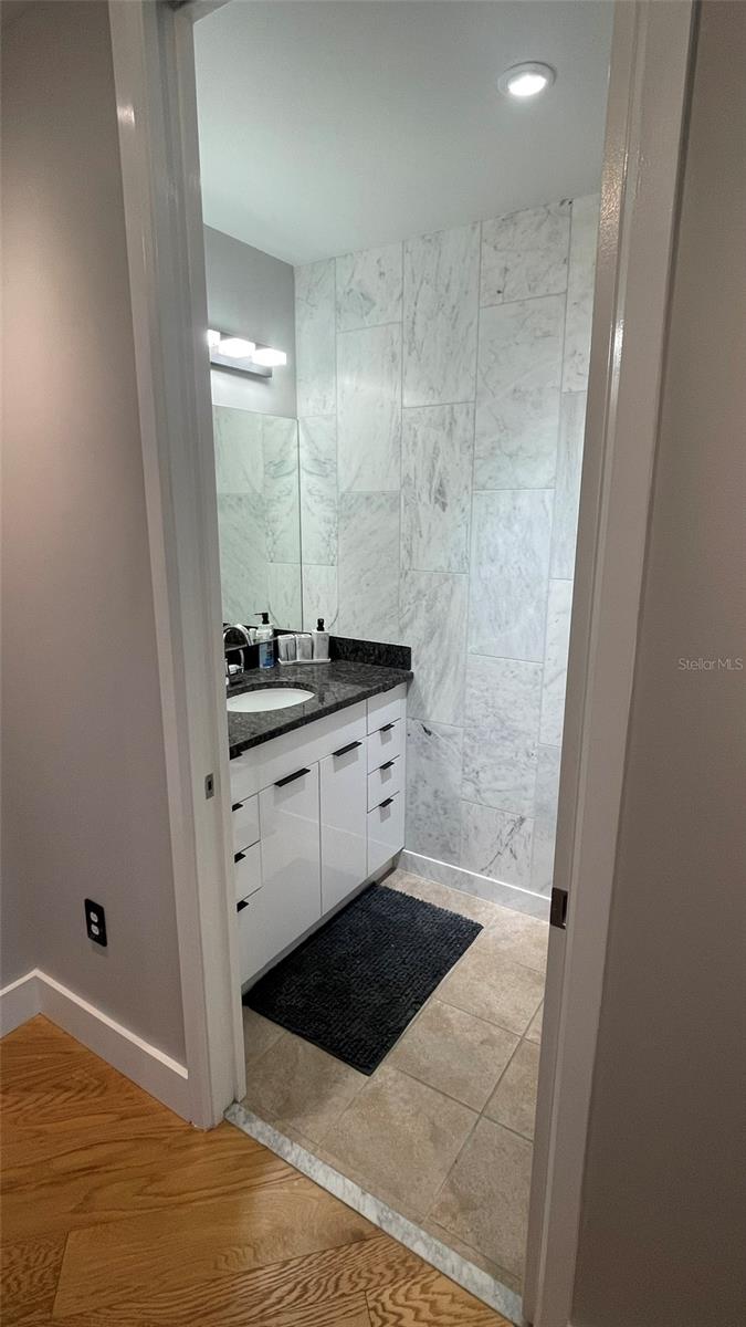 Image 35 of 46 For 150 Robinson Street 1423