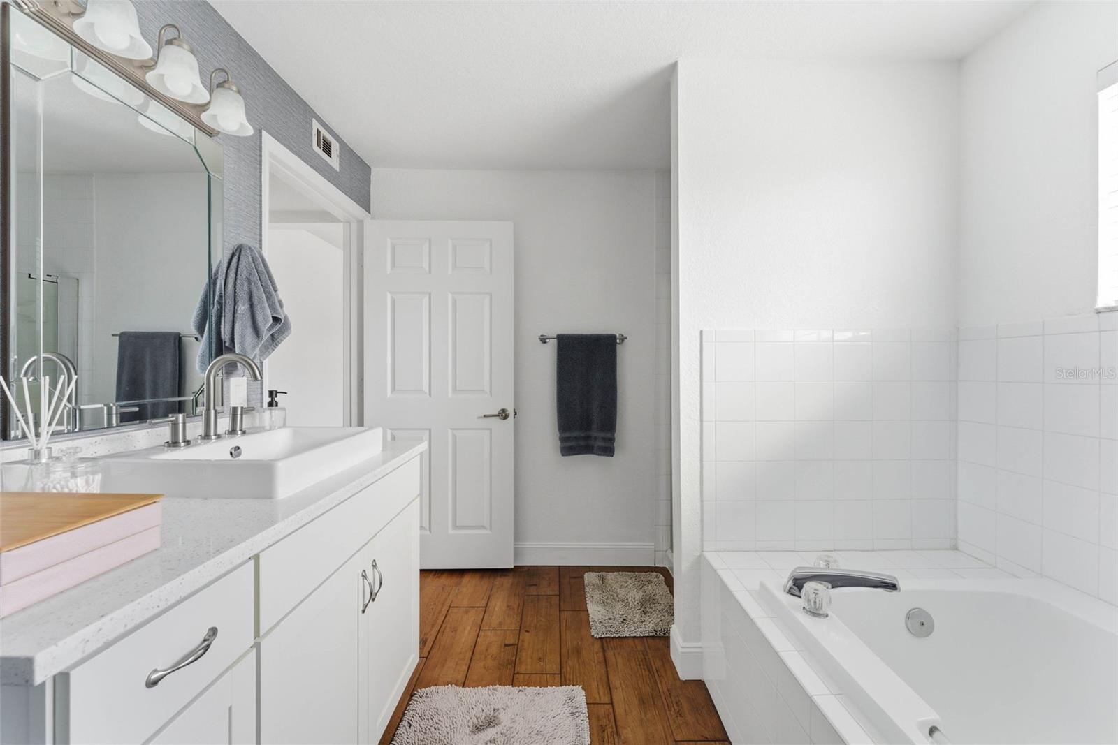 Image 70 of 80 For 13838 Fairway Island Drive 1436