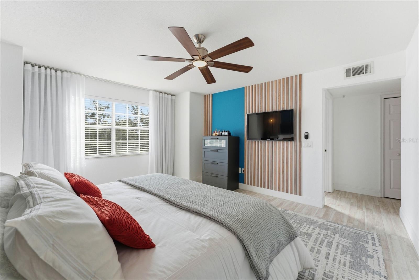 Image 76 of 80 For 13838 Fairway Island Drive 1436