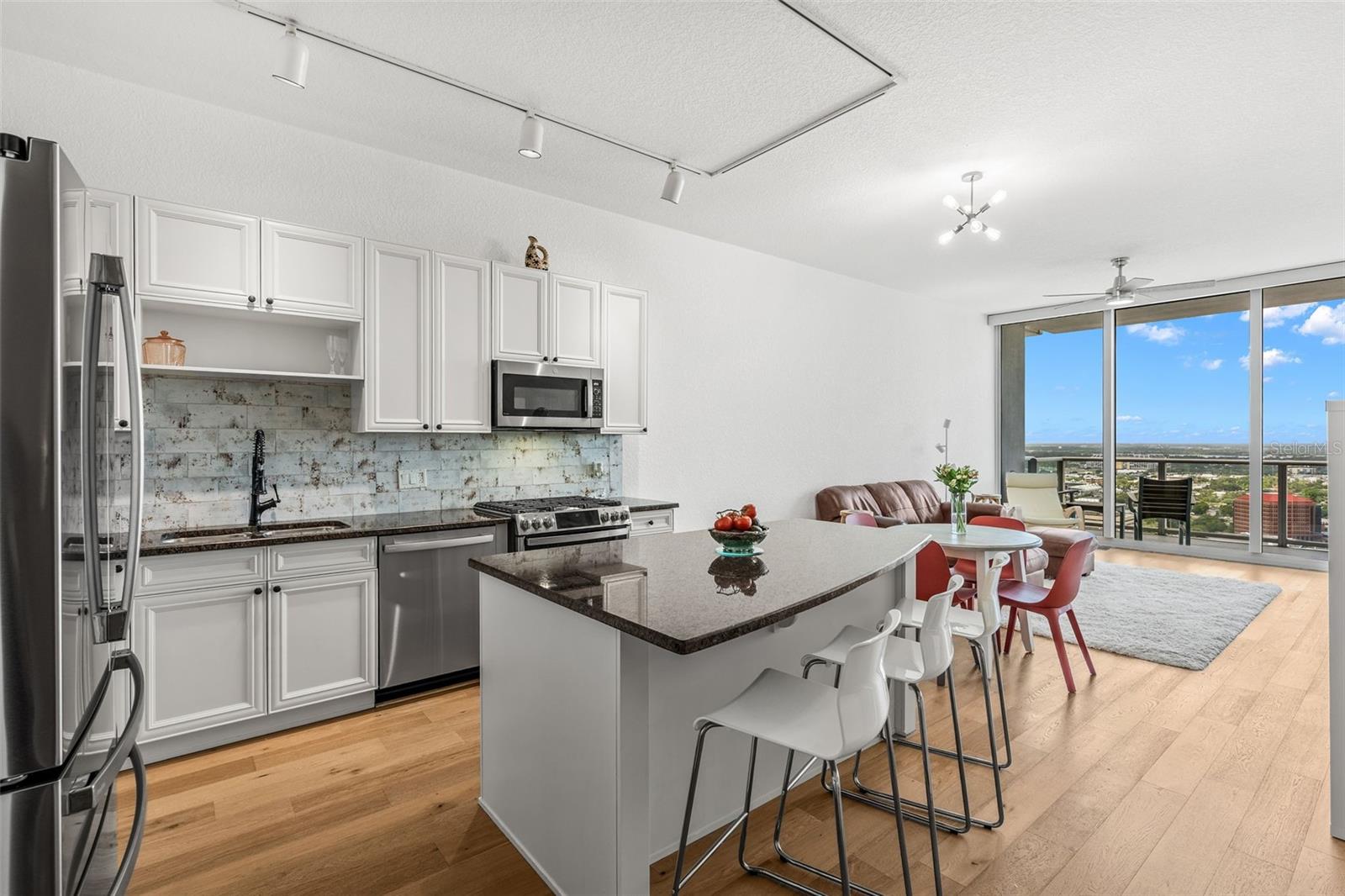 Image 10 of 66 For 150 Robinson Street 3208