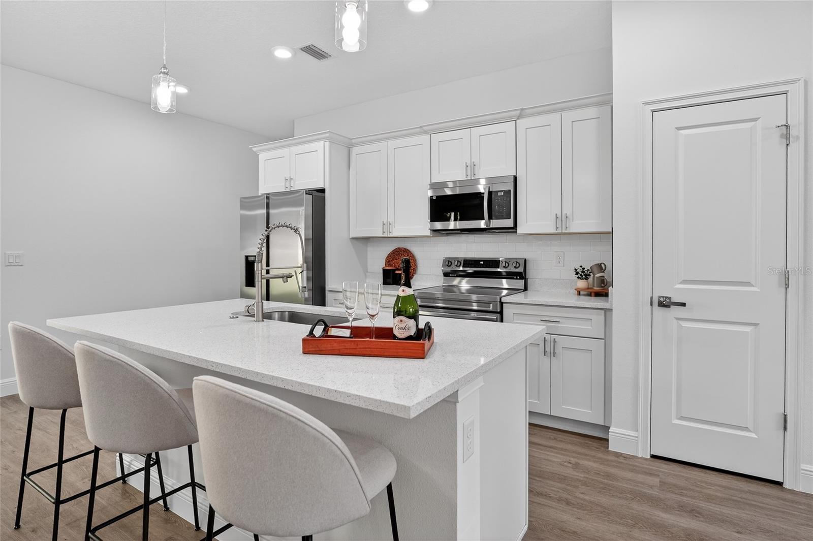 Listing photo id 2 for 99 Goldcoast Place