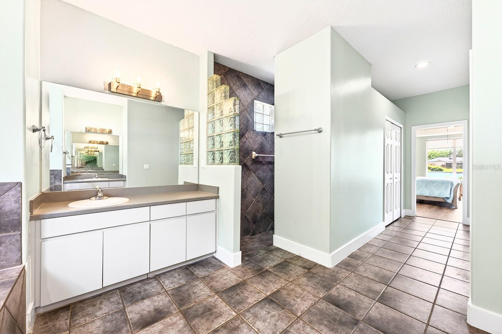 Image 16 of 38 For 1047 Willa Lake Circle