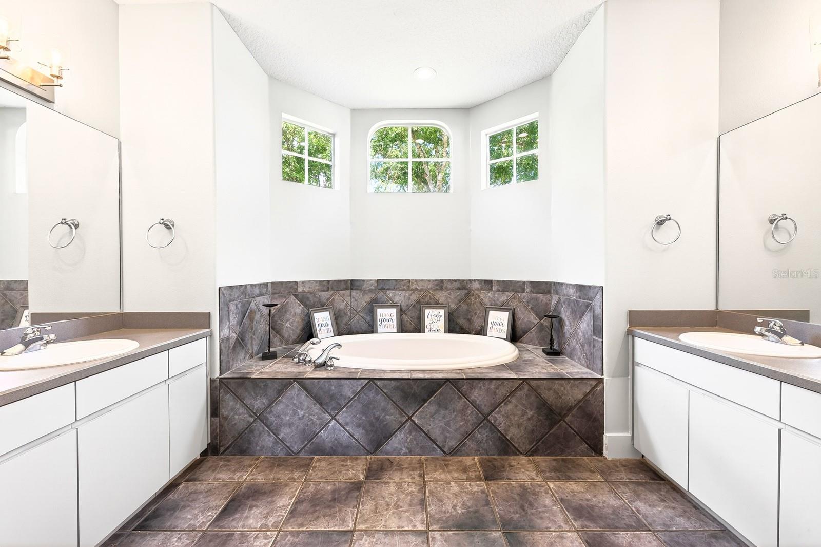 Image 17 of 38 For 1047 Willa Lake Circle