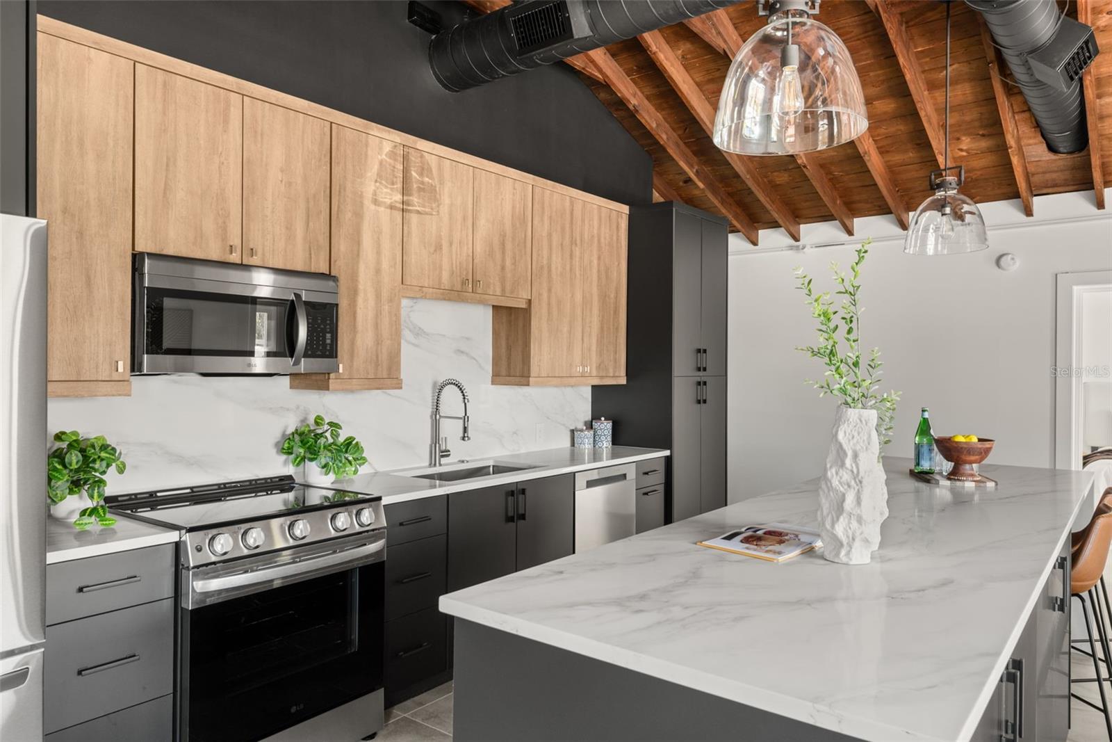 Image 13 of 53 For 870 Carver Street