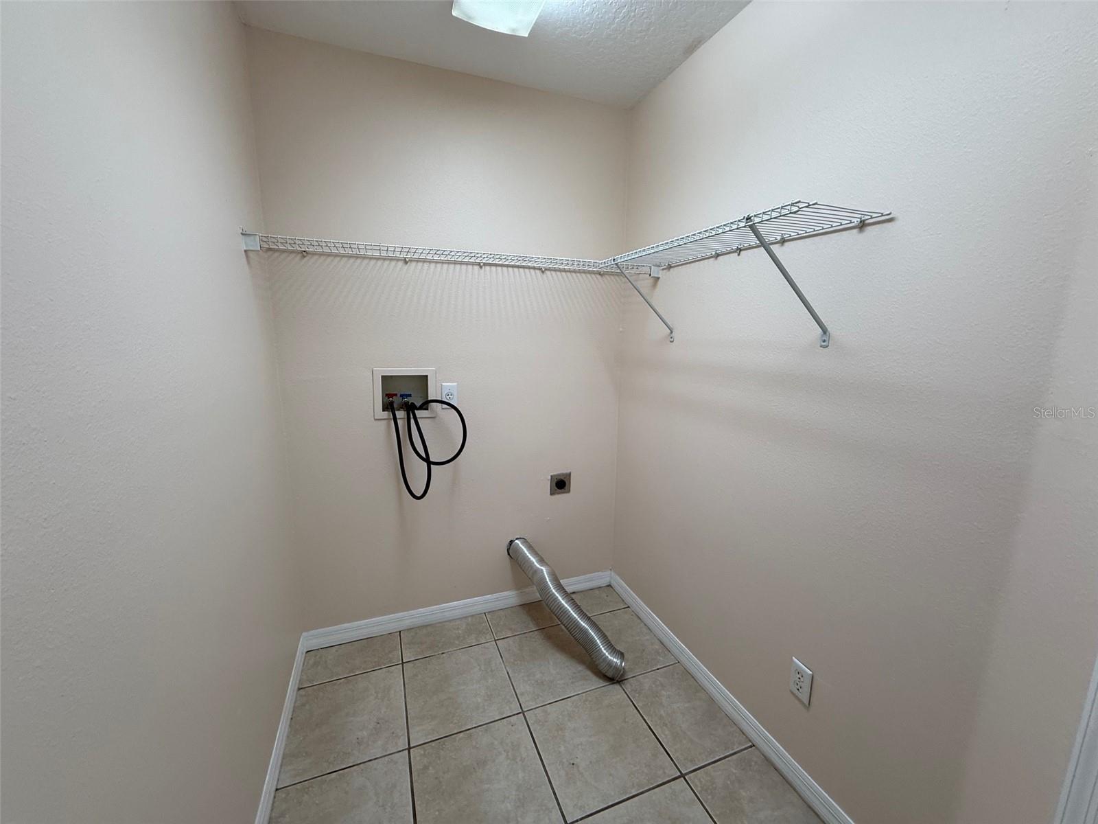 Image 16 of 18 For 972 Fairbairn Drive