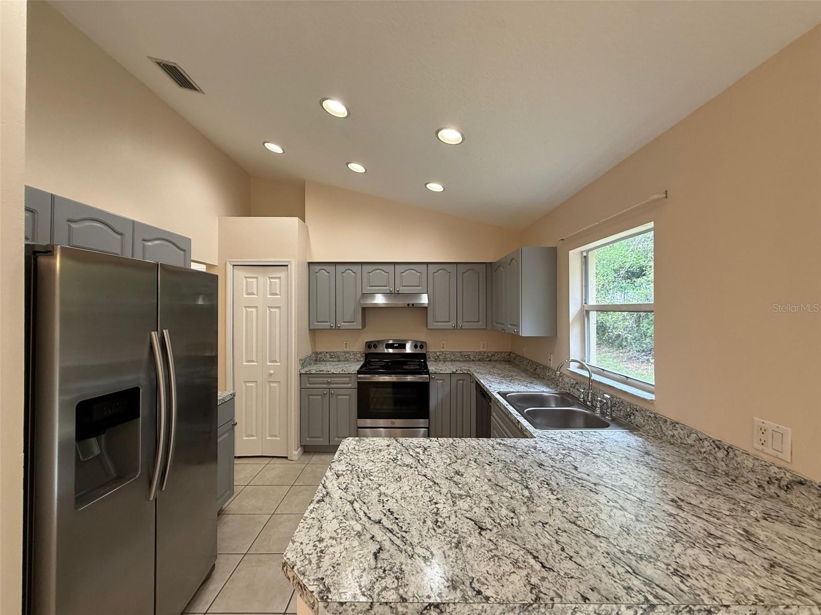 Image 4 of 18 For 972 Fairbairn Drive