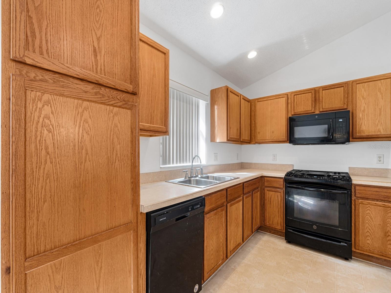 Image 15 of 40 For 16044 Magnolia Hill Street