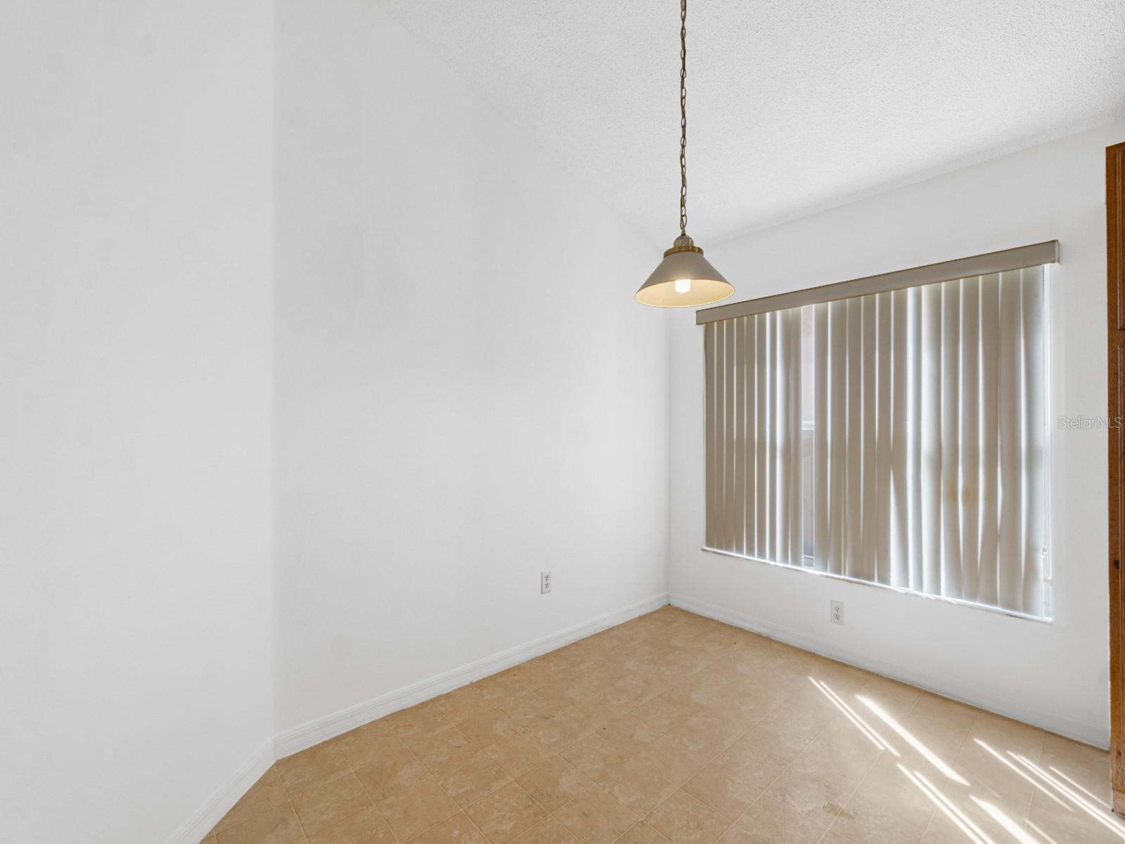 Image 18 of 40 For 16044 Magnolia Hill Street