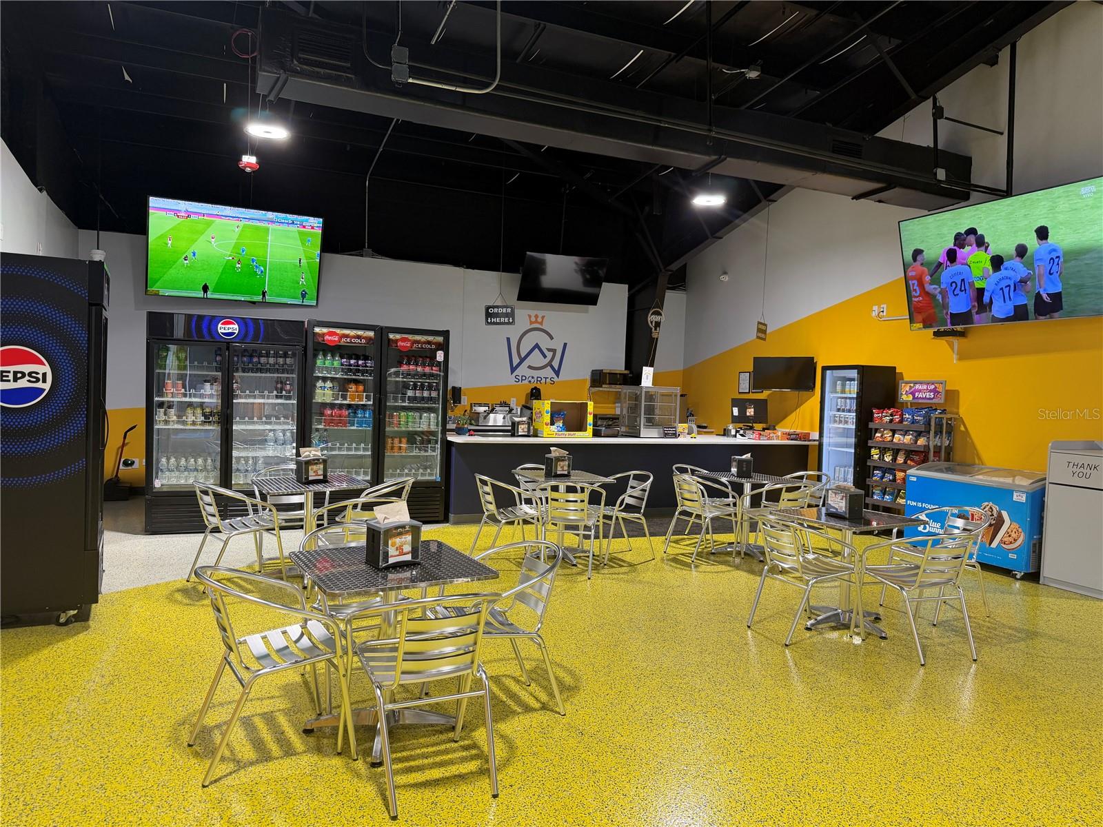 Listing photo id 8 for 2001 Bay Street