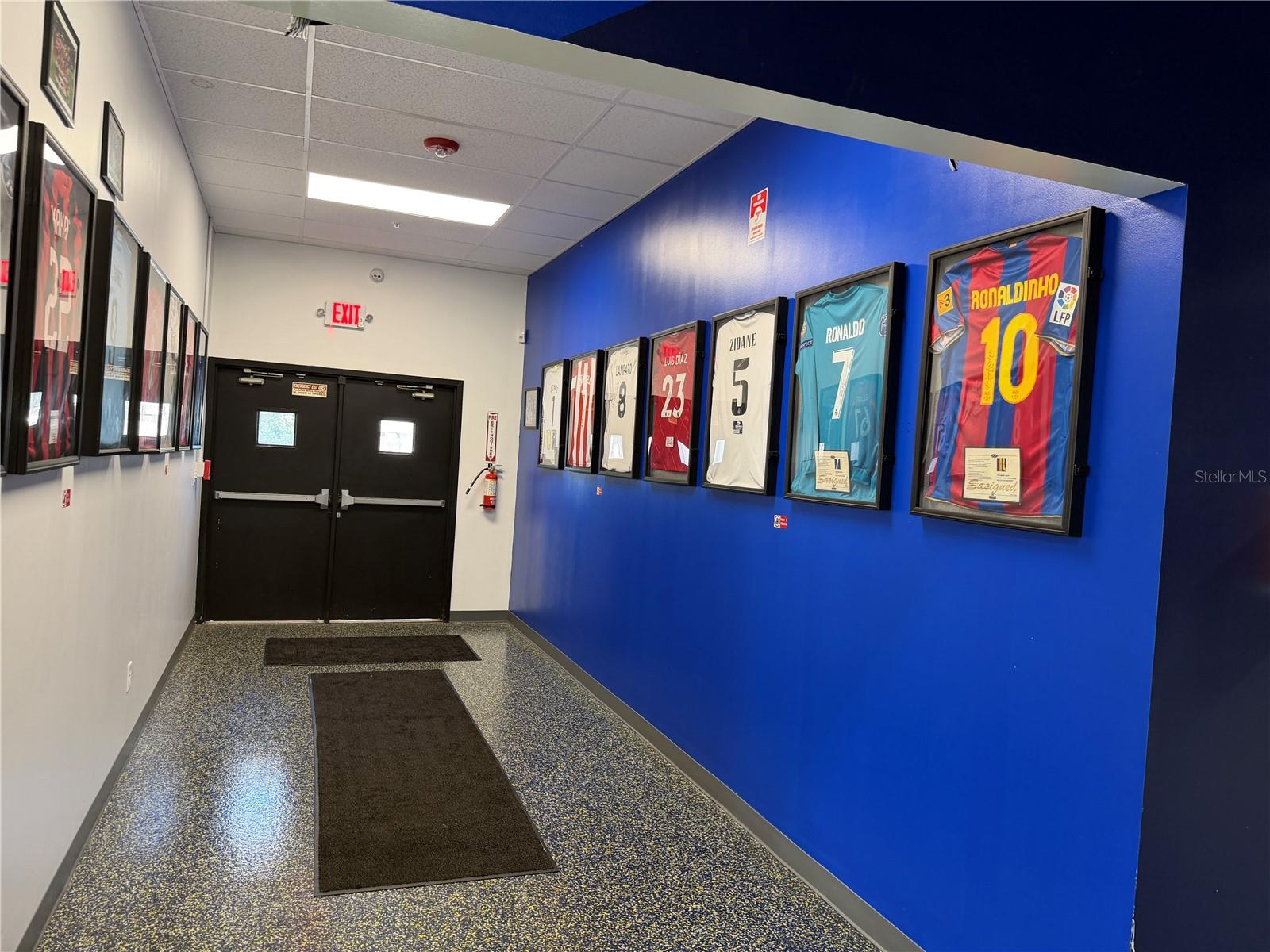 Listing photo id 10 for 2001 Bay Street