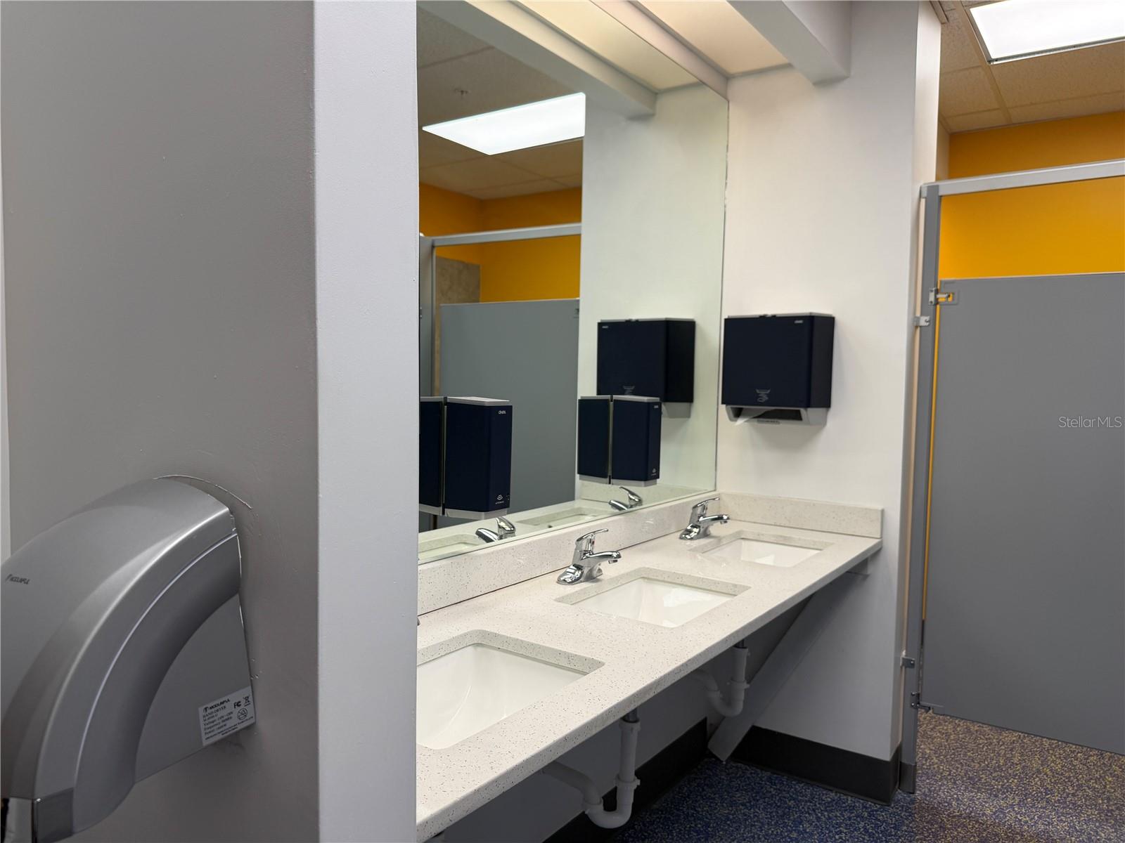 Listing photo id 15 for 2001 Bay Street