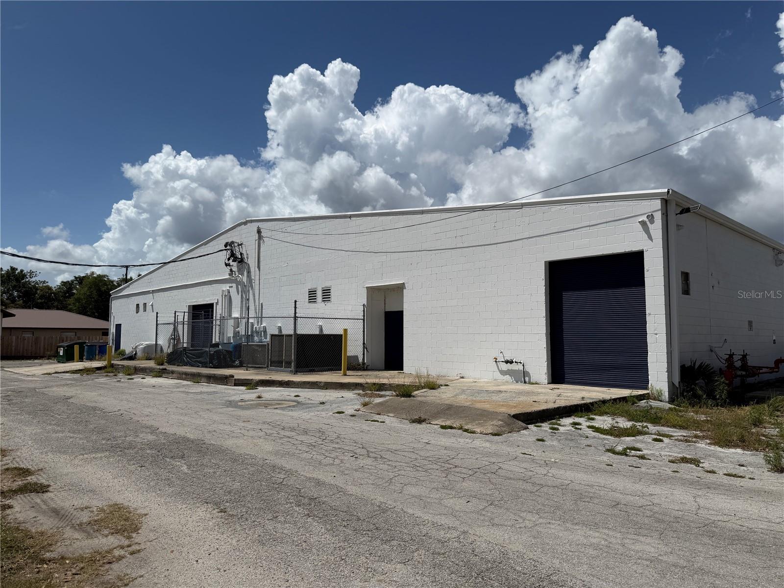 Listing photo id 16 for 2001 Bay Street