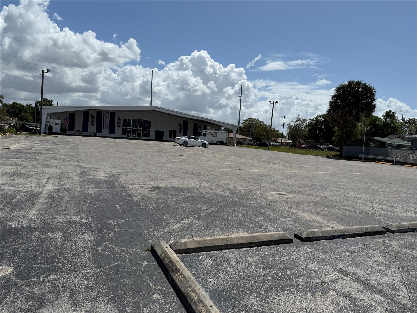 Listing photo id 3 for 2001 Bay Street