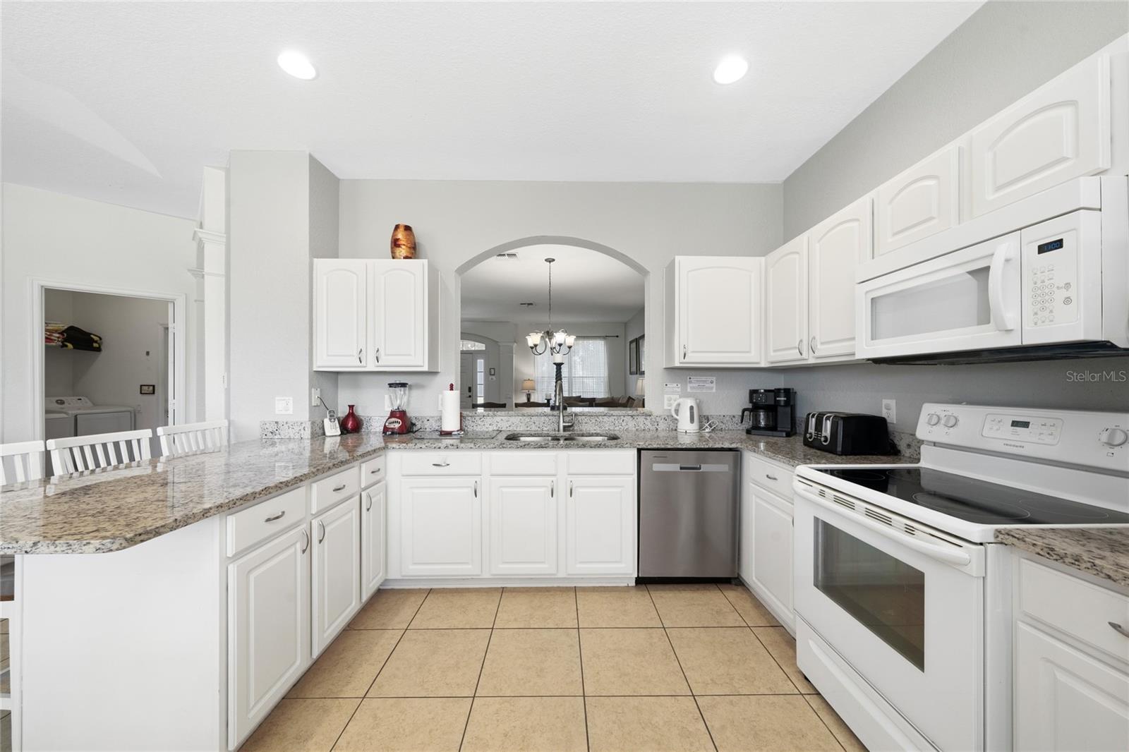 Listing photo id 9 for 7803 Basnett Circle