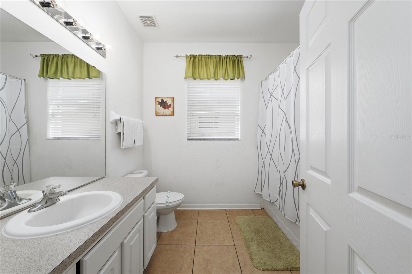 Listing photo id 13 for 7803 Basnett Circle