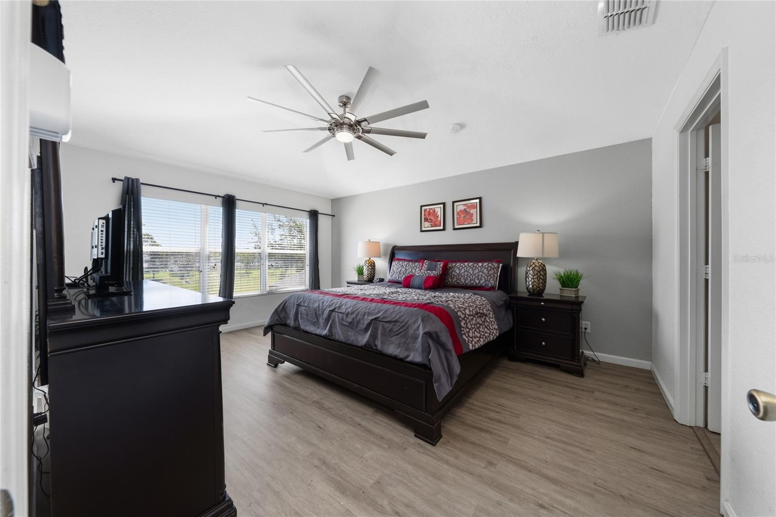 Listing photo id 14 for 7803 Basnett Circle
