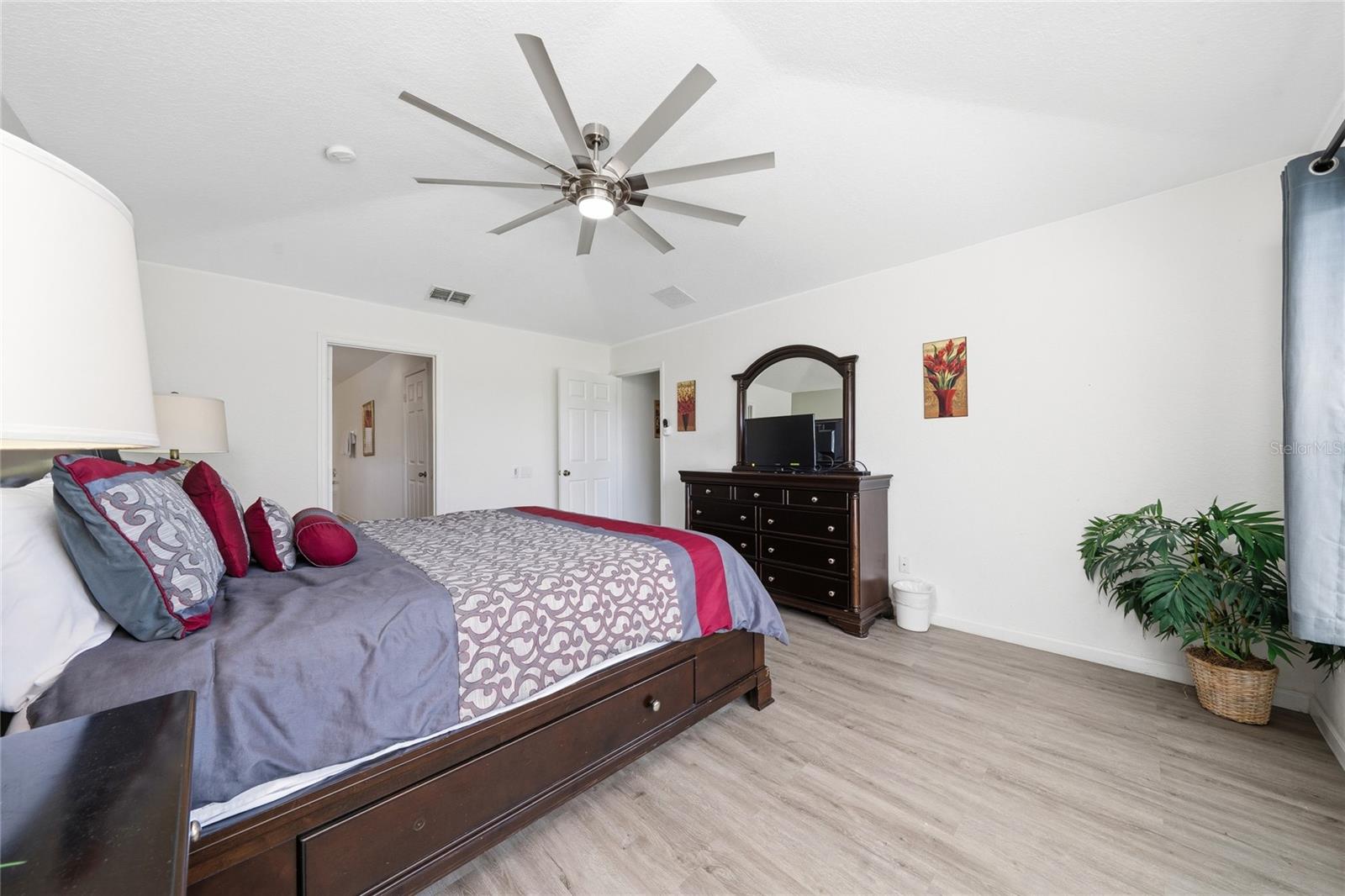 Listing photo id 15 for 7803 Basnett Circle
