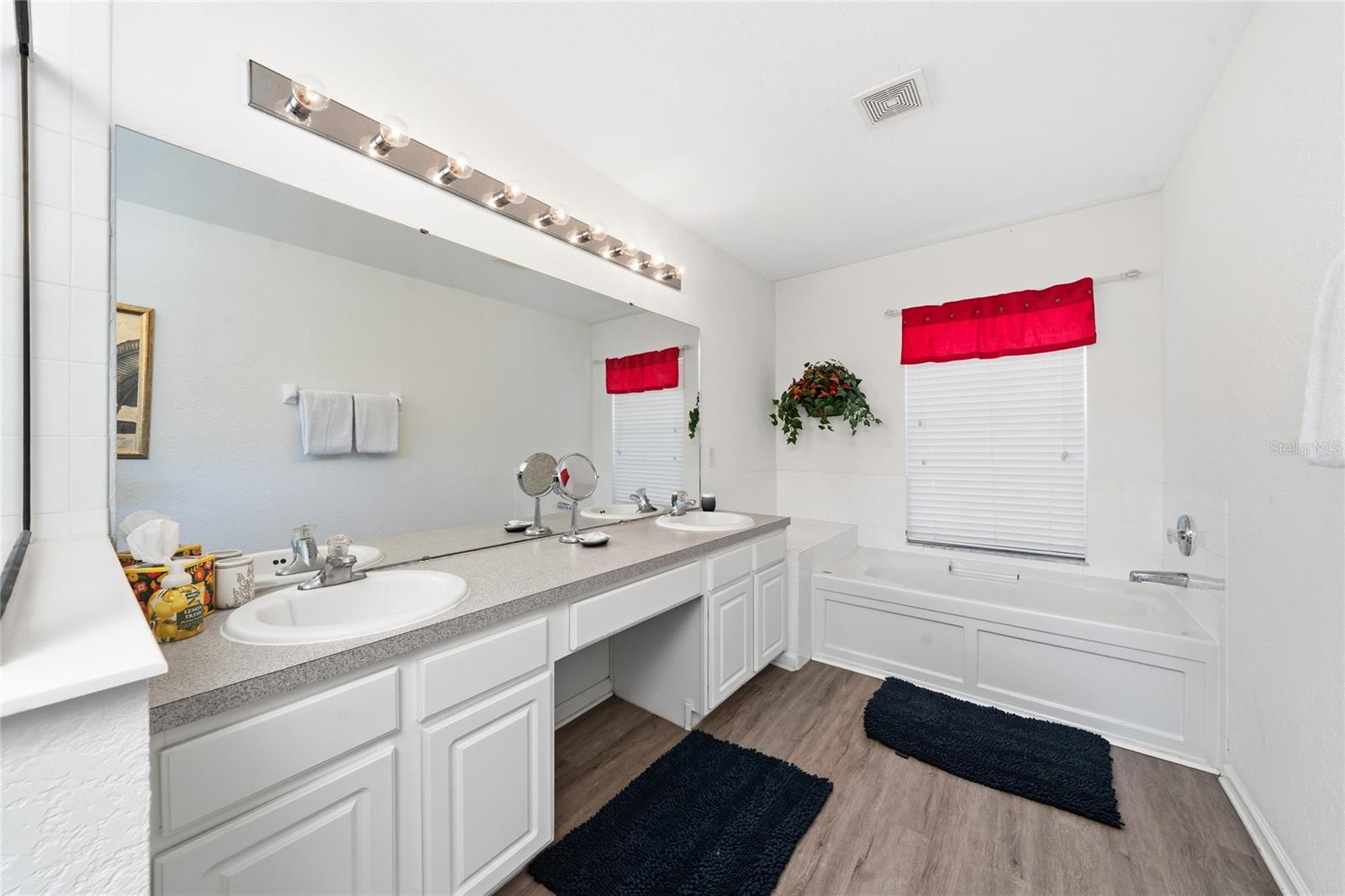 Listing photo id 17 for 7803 Basnett Circle