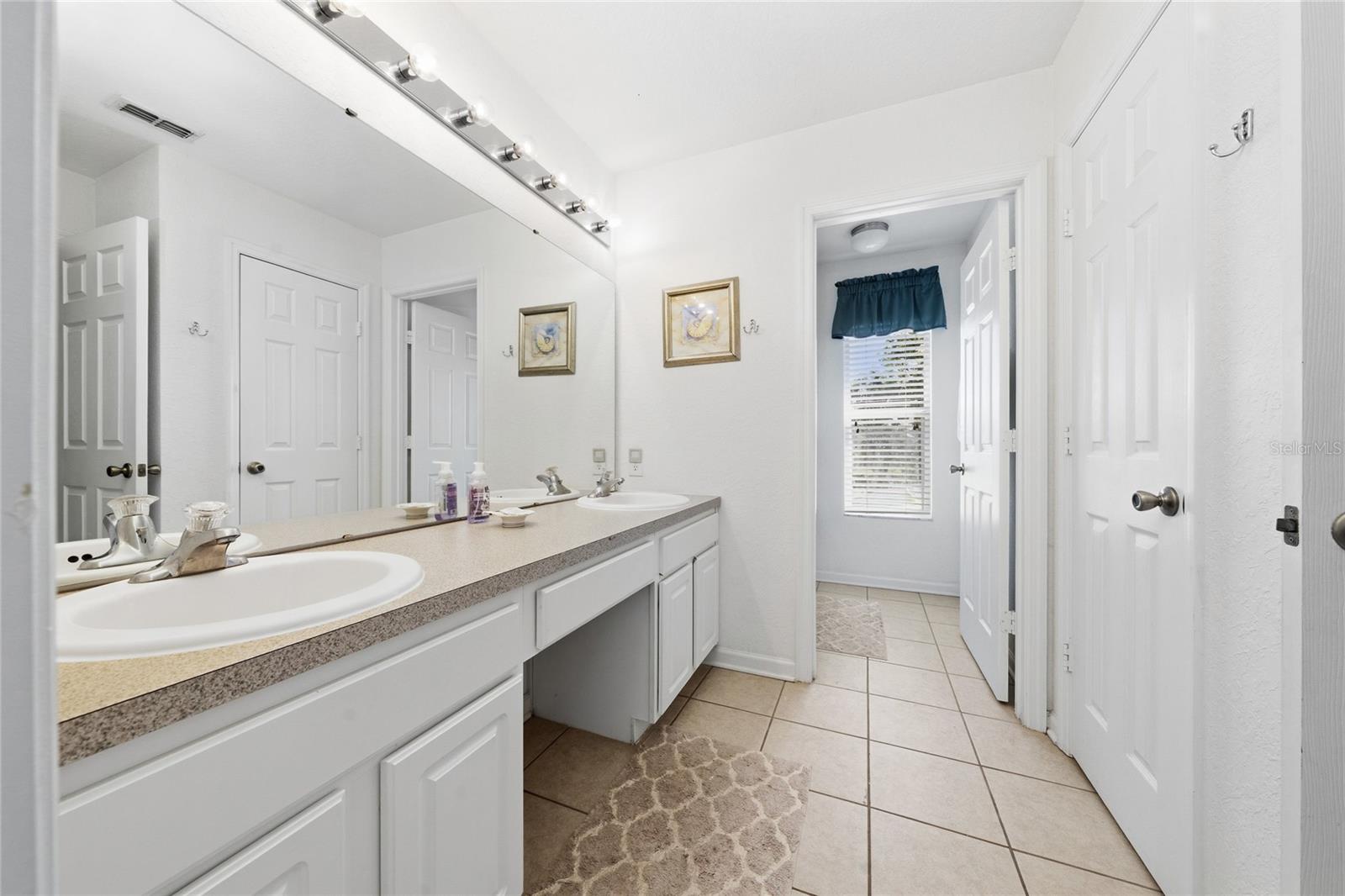 Listing photo id 22 for 7803 Basnett Circle