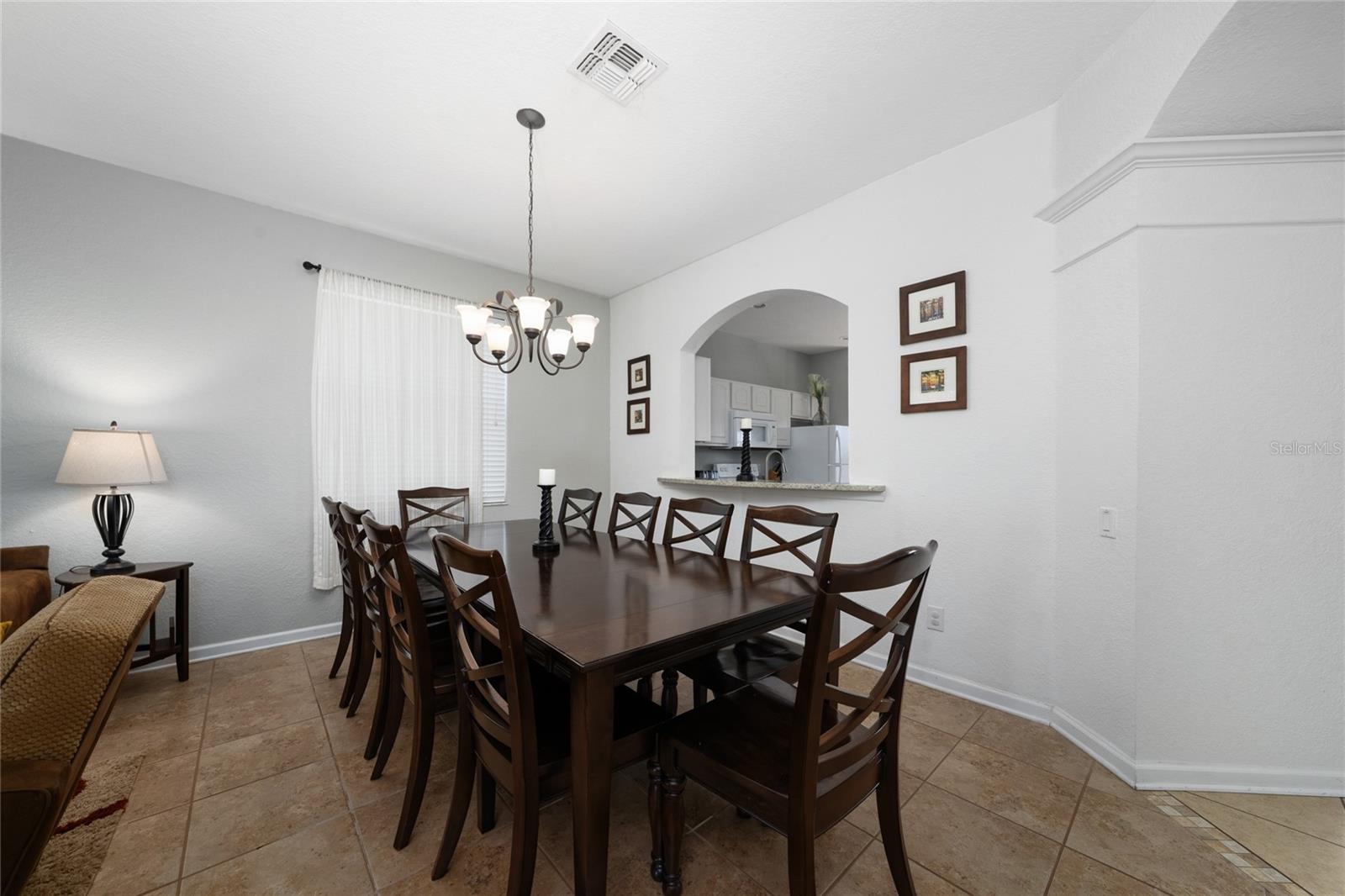 Listing photo id 4 for 7803 Basnett Circle