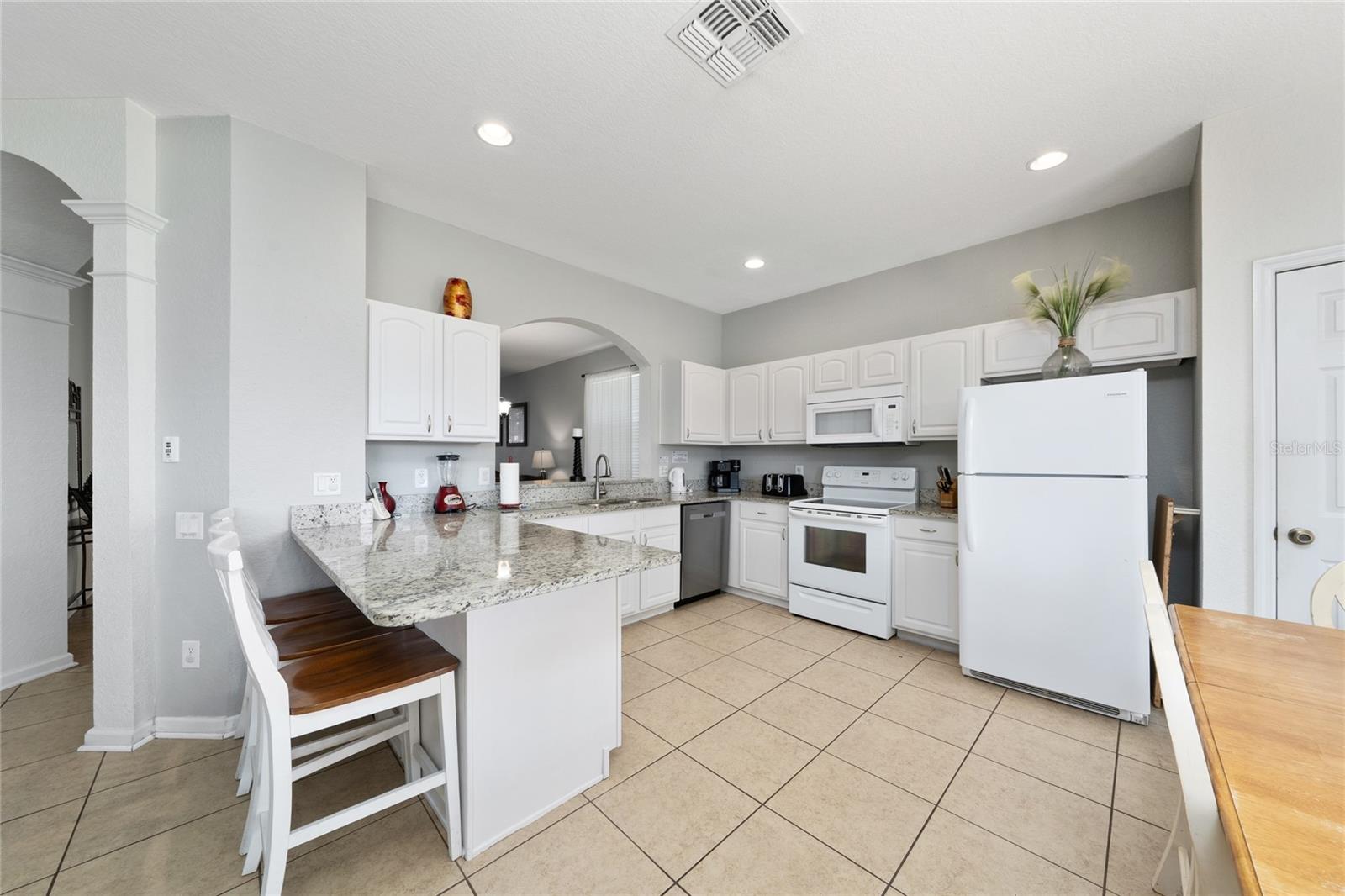 Listing photo id 7 for 7803 Basnett Circle