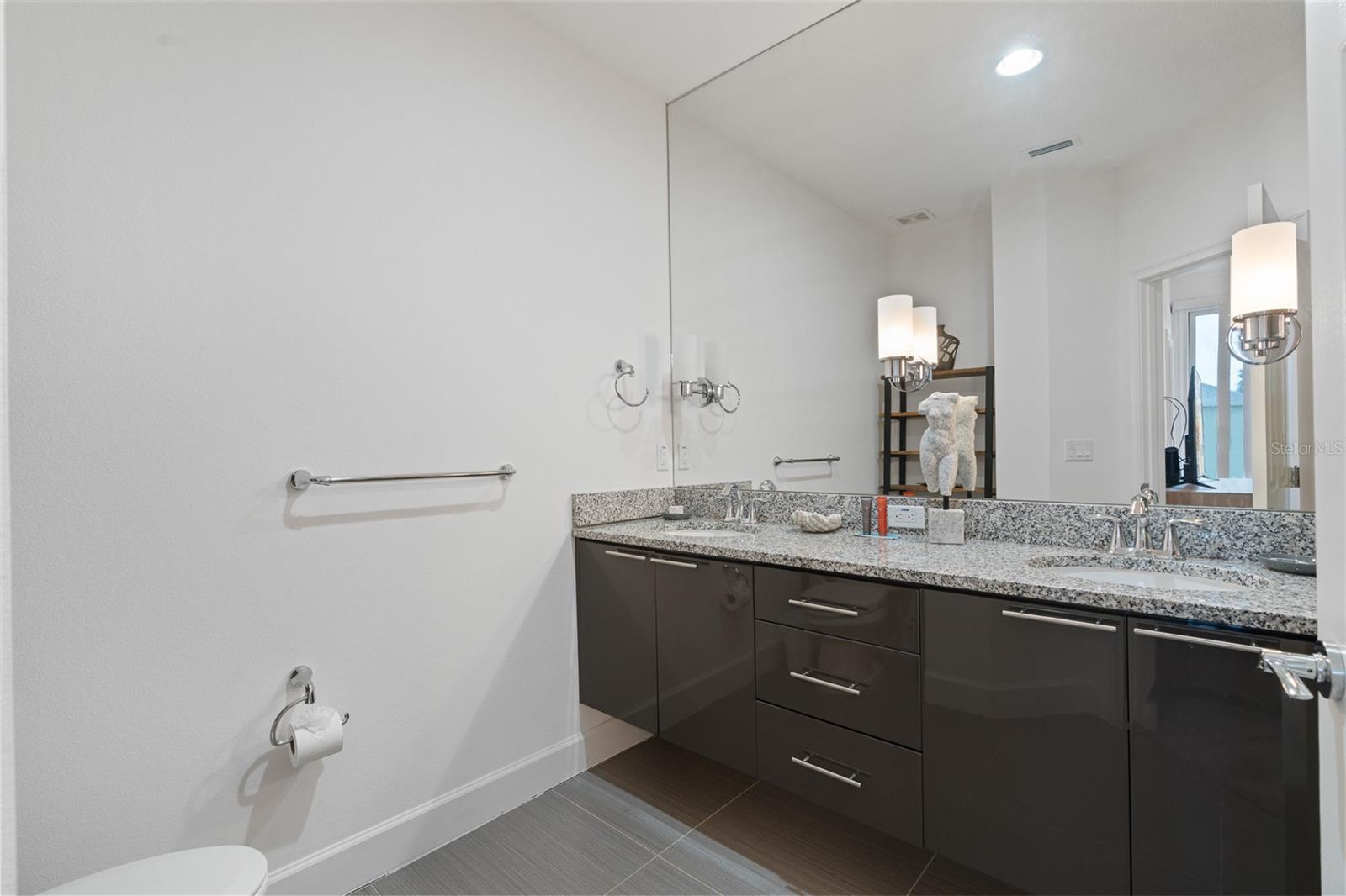 Image 18 of 36 For 17522 Placidity Avenue