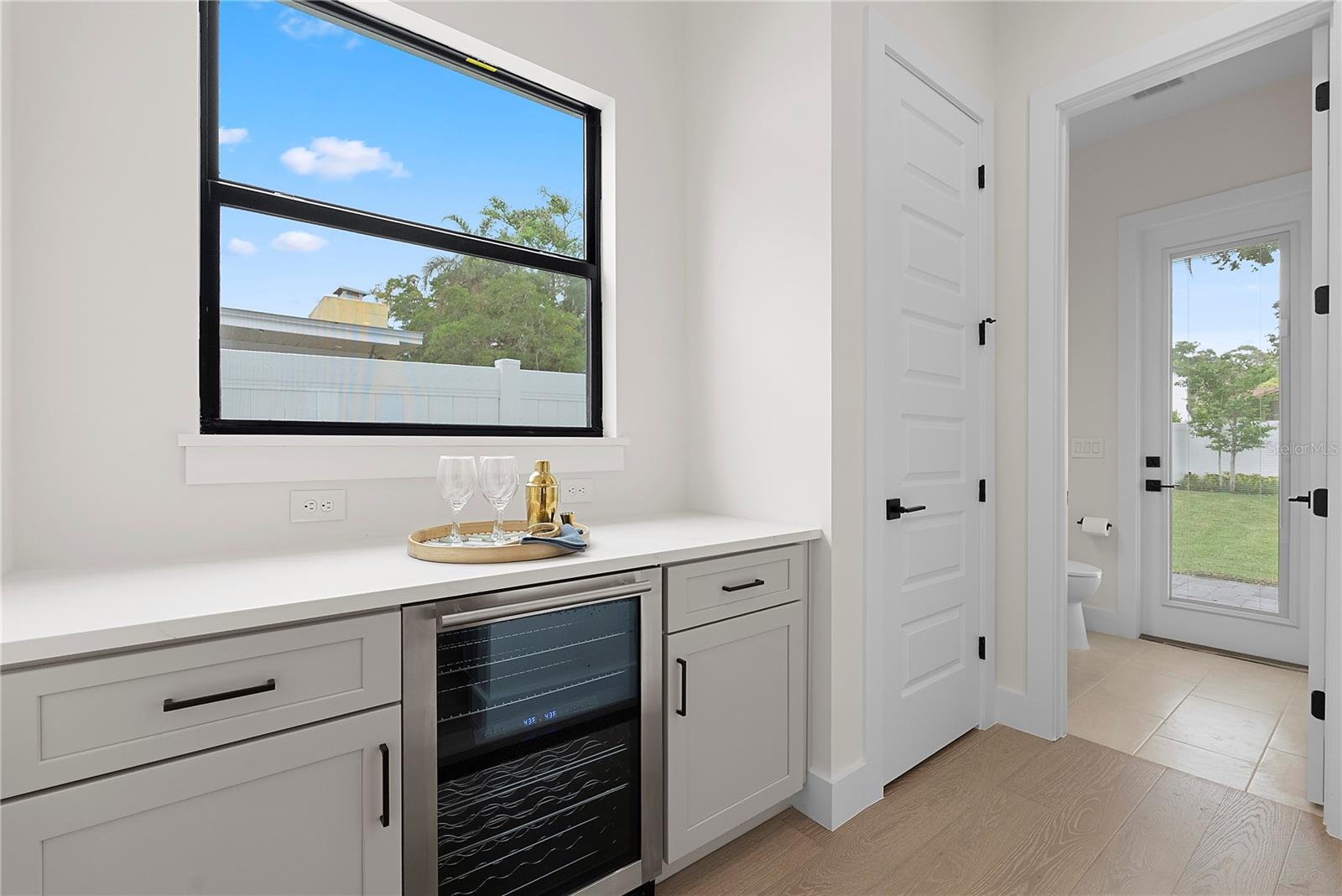 Listing photo id 10 for 2505 Amherst Avenue