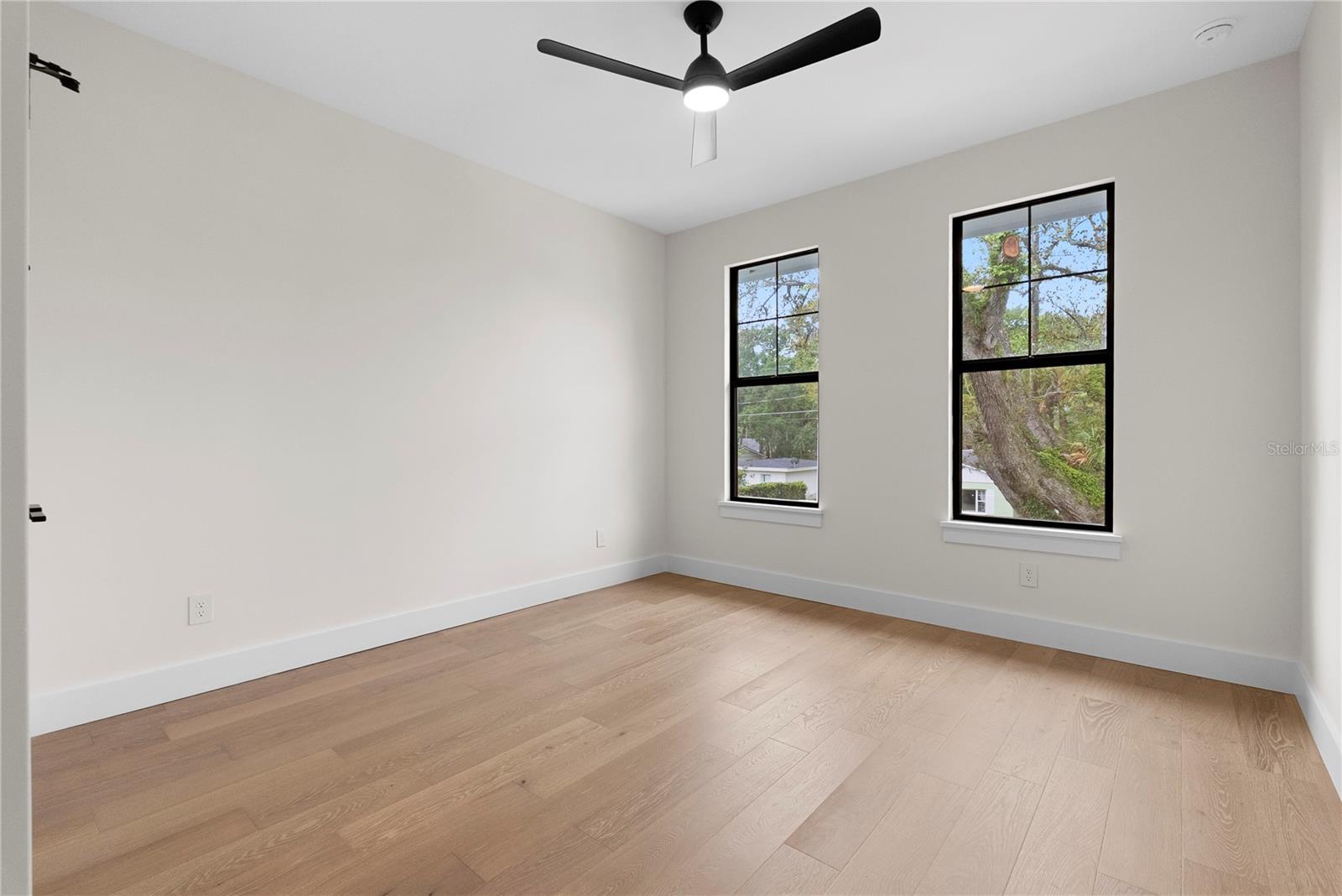 Listing photo id 13 for 2505 Amherst Avenue