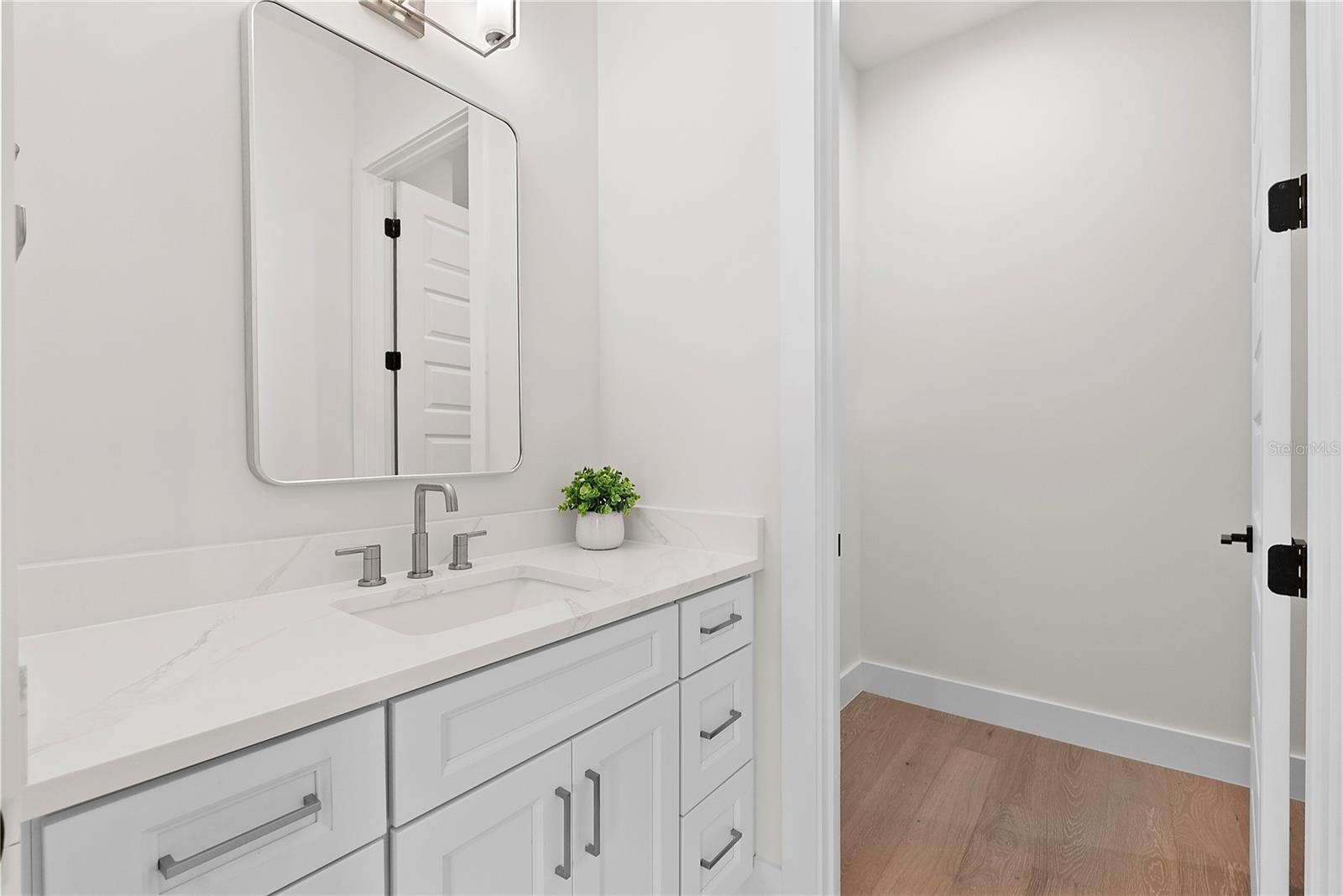 Listing photo id 2 for 2505 Amherst Avenue