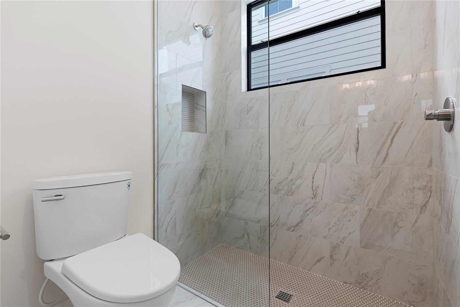 Listing photo id 3 for 2505 Amherst Avenue