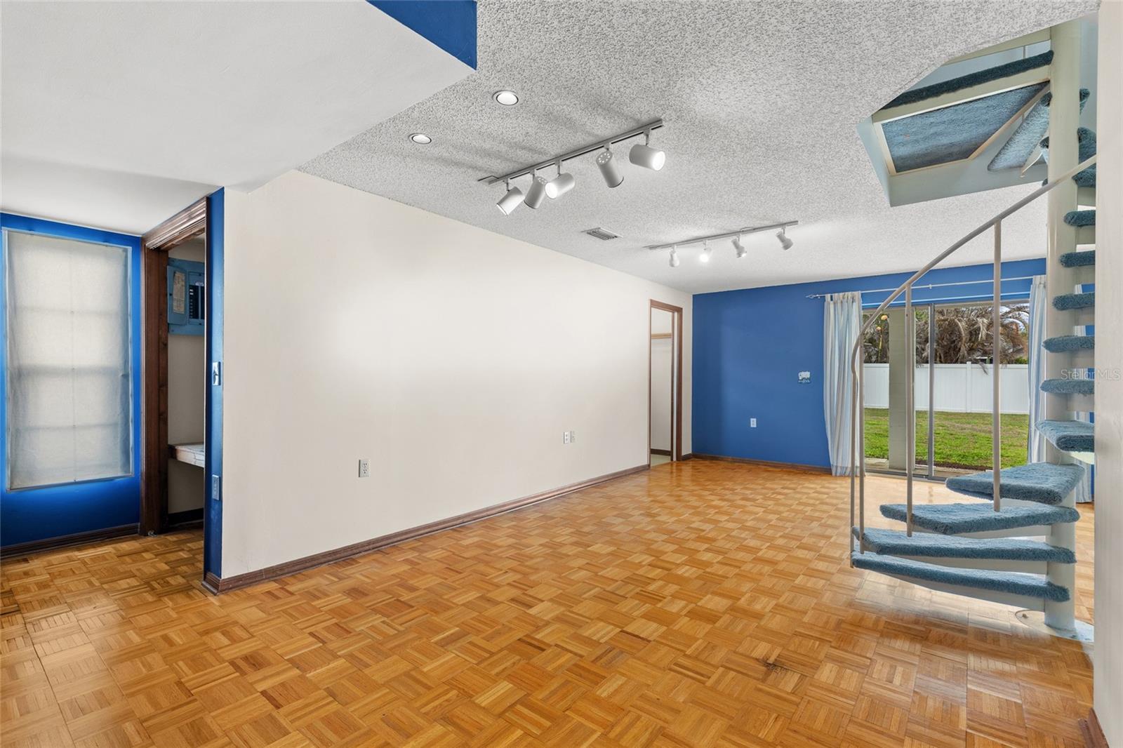 Image 15 of 33 For 1525 Swann Avenue