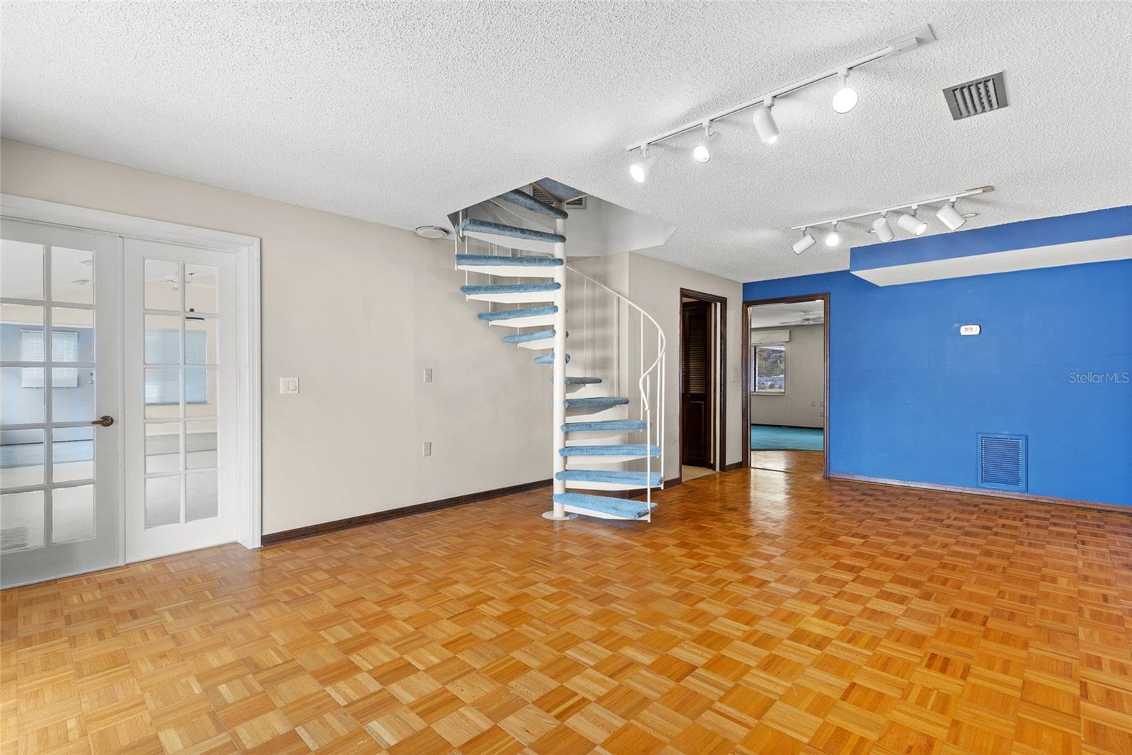 Image 16 of 33 For 1525 Swann Avenue