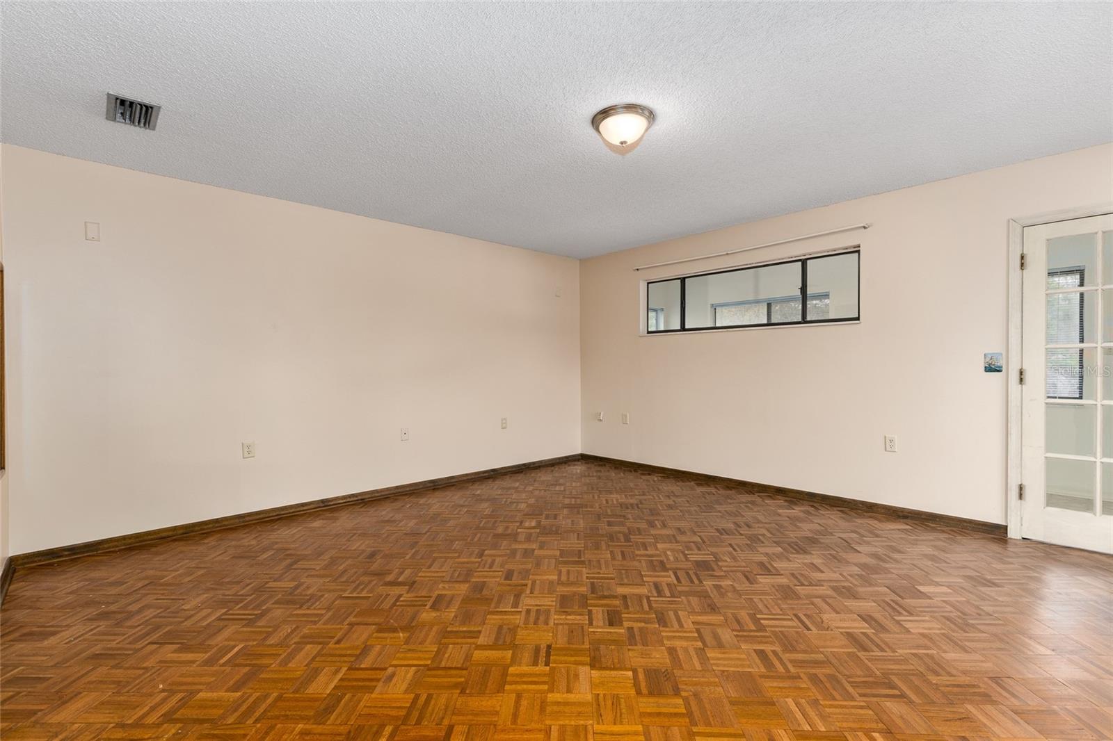 Image 23 of 33 For 1525 Swann Avenue