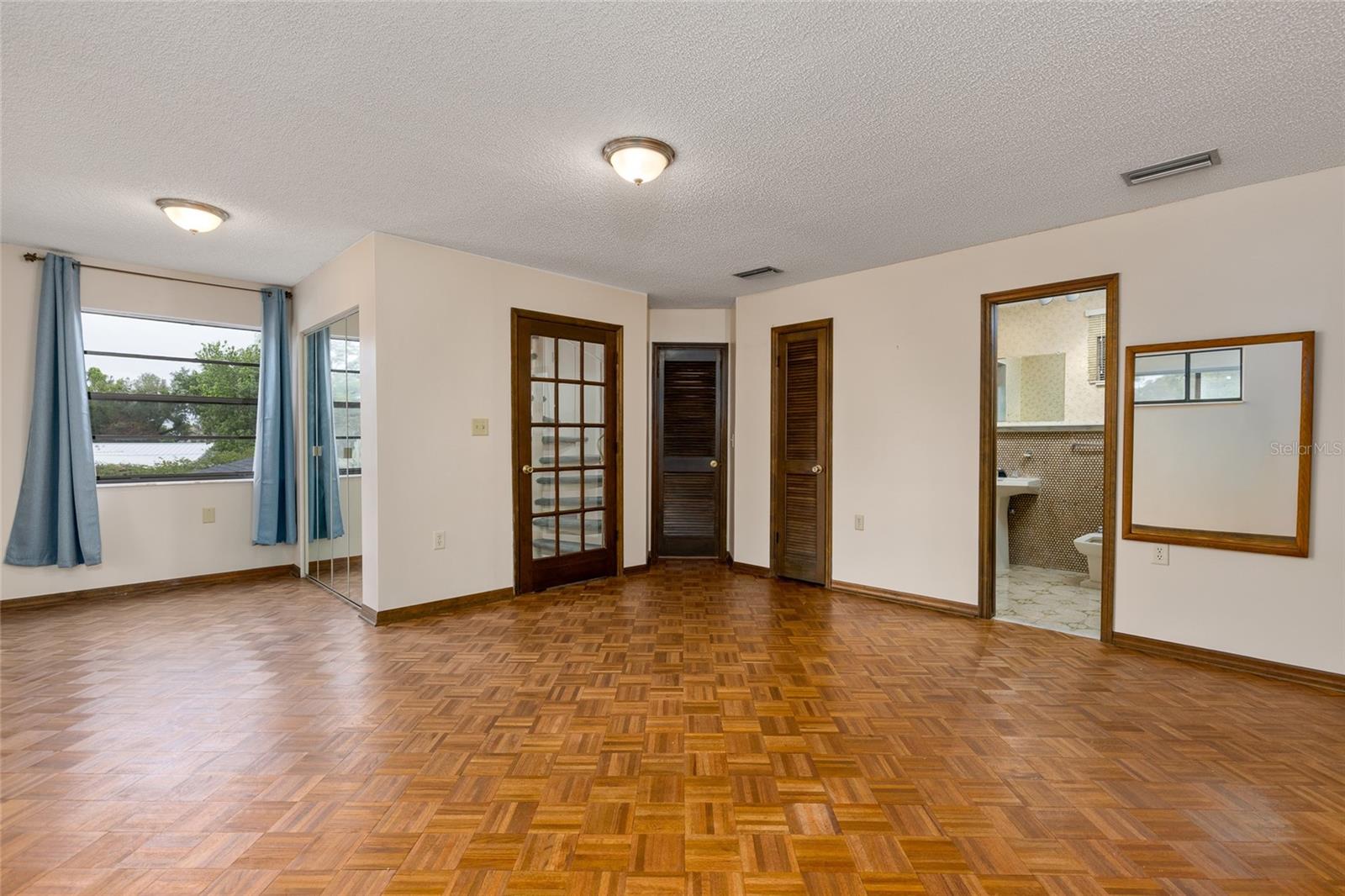 Image 24 of 33 For 1525 Swann Avenue