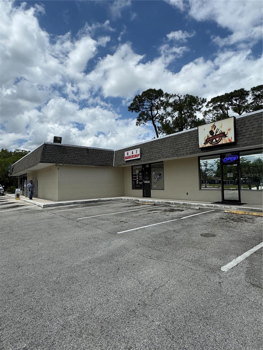 Listing photo id 3 for 302 Tulip Boulevard