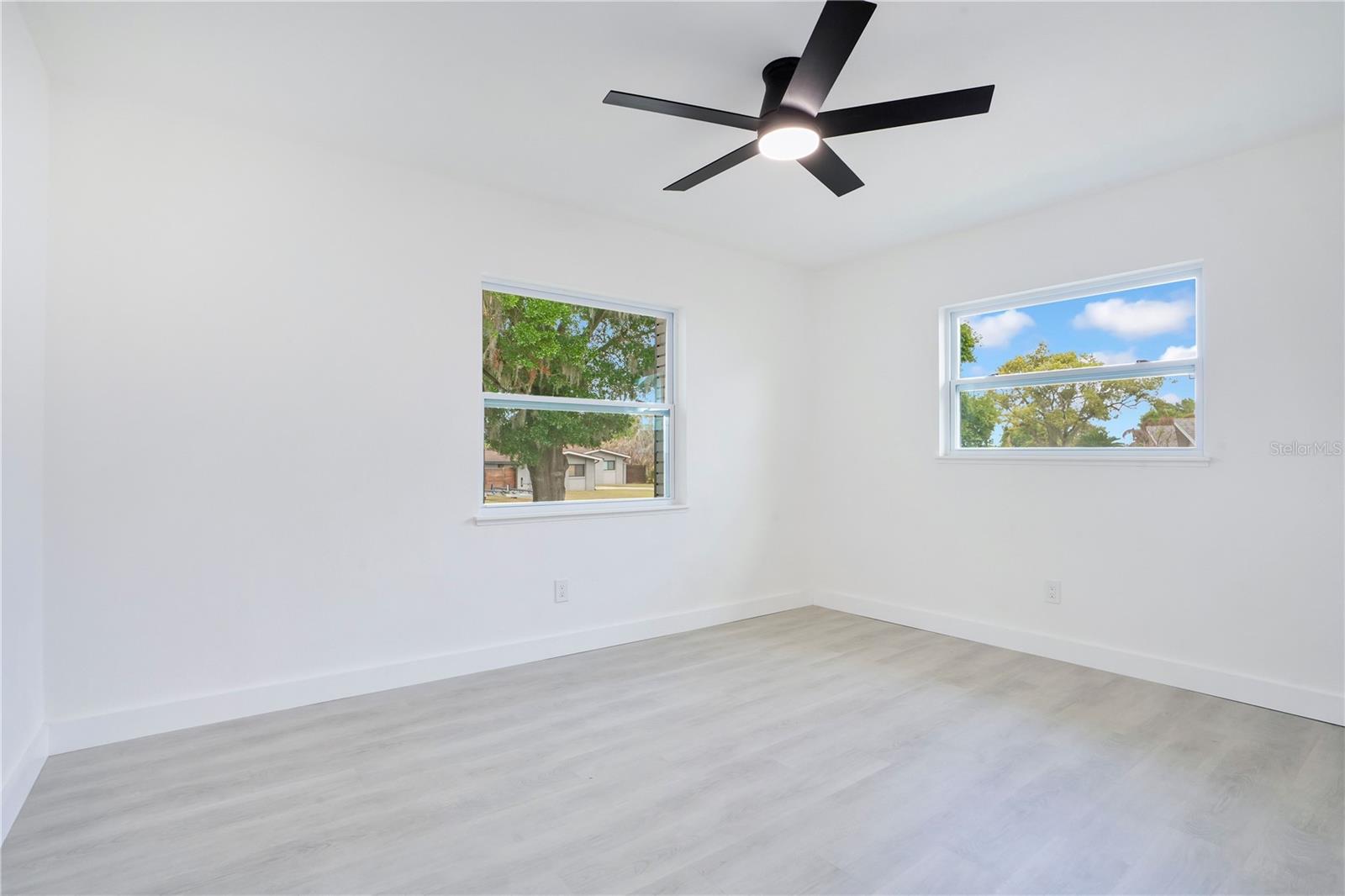 Image 32 of 43 For 3925 De Kalb Drive